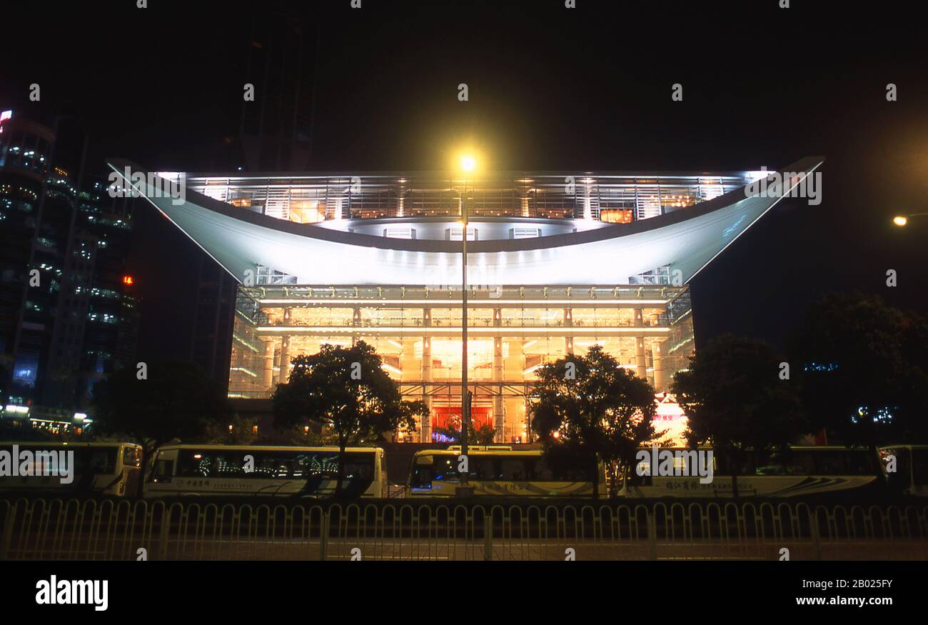China: Das Shanghai Grand Theatre im Volkspark (Renmin Gongyuan), Shanghai. Das Shanghai Grand Theatre wurde von dem französischen Architekten Jean-Marie Charpentier (1939–2010) entworfen und 1998 fertiggestellt. Shanghai begann sein Leben als Fischerdorf und später als Hafen, in dem Waren den Yangzi River hinunter transportiert wurden. Ab 1842 eröffneten die Briten nach dem Ersten Opiumkrieg in Shanghai eine „Konzession“, in der Drogenhändler und andere Händler ungestört operieren konnten. Franzosen, Italiener, Deutsche, Amerikaner und Japaner folgten. In den 1920er und 1930er Jahren war Shanghai eine Boom-Stadt. Stockfoto