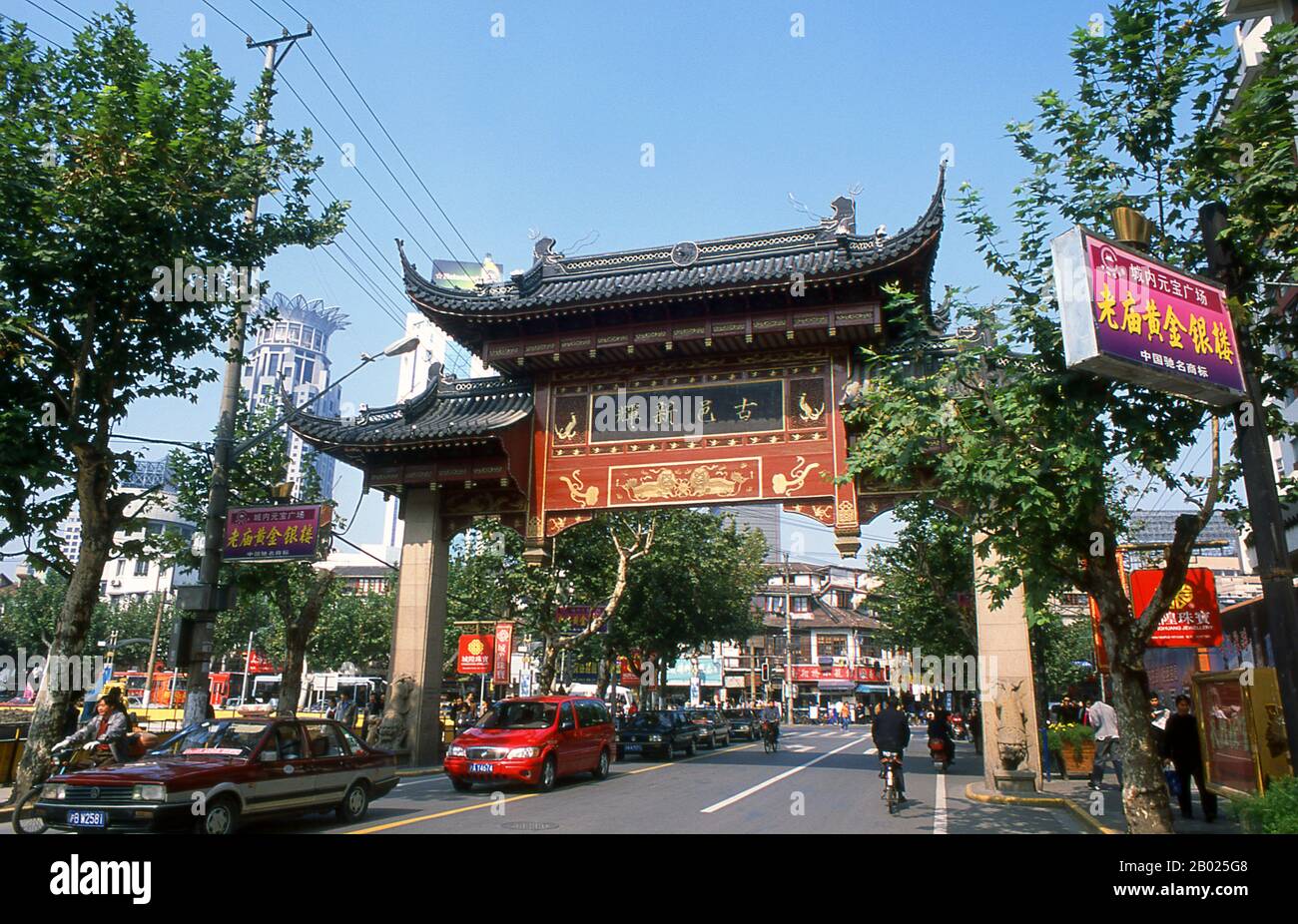 China: Ein raffiniertes Paifang-Tor, das nach Nanshi oder in die Altstadt im Yuyuan-Gebiet, Shanghai führt. Shanghai begann sein Leben als Fischerdorf und später als Hafen, in dem Waren den Yangzi River hinunter transportiert wurden. Ab 1842 eröffneten die Briten nach dem Ersten Opiumkrieg in Shanghai eine „Konzession“, in der Drogenhändler und andere Händler ungestört operieren konnten. Franzosen, Italiener, Deutsche, Amerikaner und Japaner folgten. In den 1920er und 1930er Jahren war Shanghai eine Boom-Stadt und ein internationales Synonym für Zerstreuung. Stockfoto