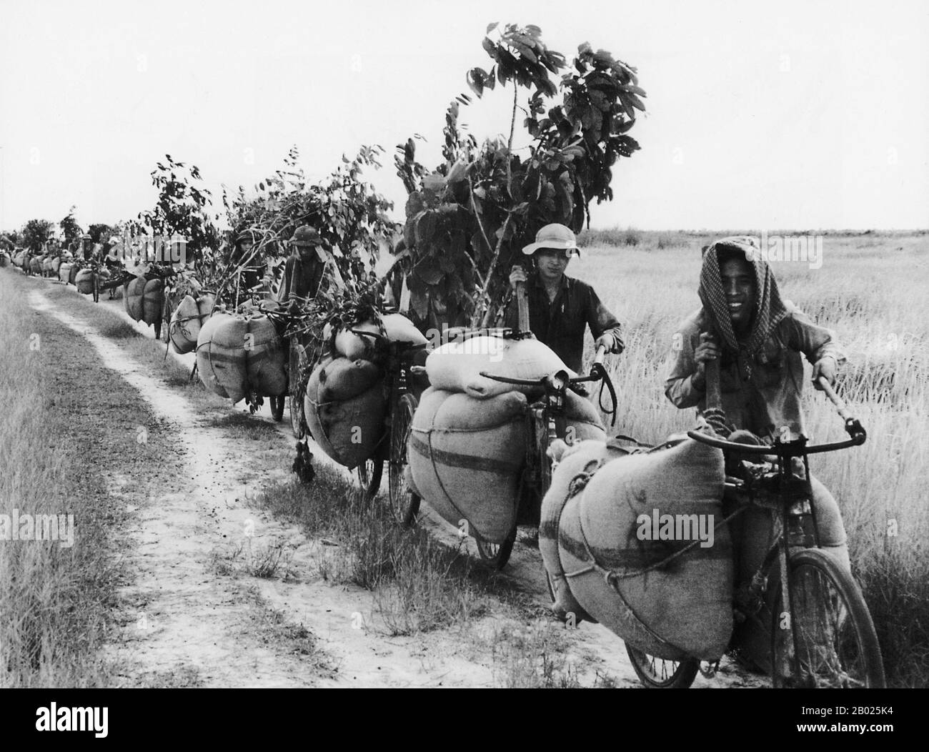 Der Zweite Indochina-Krieg, in Amerika als Vietnamkrieg bekannt, war ein militärischer Konflikt aus der Zeit des Kalten Krieges, der vom 1. November 1955 bis zum Fall Saigons am 30. April 1975 in Vietnam, Laos und Kambodscha stattfand. Dieser Krieg folgte dem Ersten Indochina-Krieg und wurde zwischen Nordvietnamesen, unterstützt von seinen kommunistischen Verbündeten, und der Regierung Südvietnamesis, die von den USA und anderen antikommunistischen Nationen unterstützt wurde, ausgetragen. Die US-Regierung betrachtete die Beteiligung am Krieg als eine Möglichkeit, eine kommunistische Machtübernahme Südvietnamesas und einen Teil ihrer umfassenderen Strategie der Eindämmung zu verhindern. Das nordvietnamesische Gouvernement Stockfoto