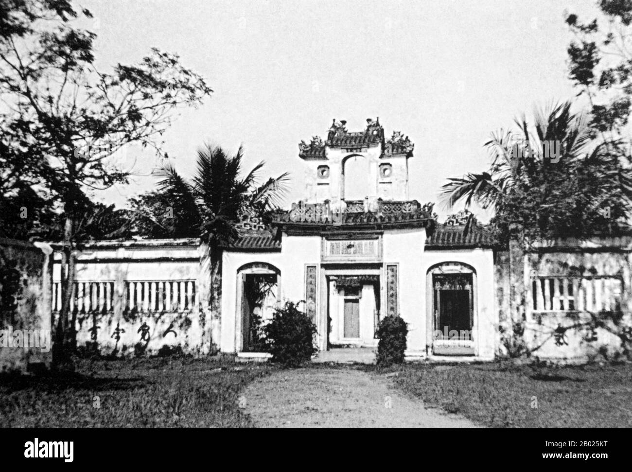 Vietnam: The Fujian (Phuc Kien) Assembly Hall, Hoi An, 1930. Phuc Kien ist der Vietnamese für Fujian, und dieser, der reichste der verschiedenen chinesischen Versammlungshallen in Hoi an, wurde von Händlern aus der Provinz Fujian gegründet. Es dient auch als Tempel, der Thien Hau gewidmet ist, einer Göttin, die sich besonders um Seeleute wie die Fujian-Händler in früheren Zeiten kümmert. Der kleine Tempelkomplex liegt von der Straße hinter einem Innenhof entfernt. Hier herrscht die Meeresgöttin Thien Hau in der Mitte des Hauptaltars in der ersten Kammer. Stockfoto