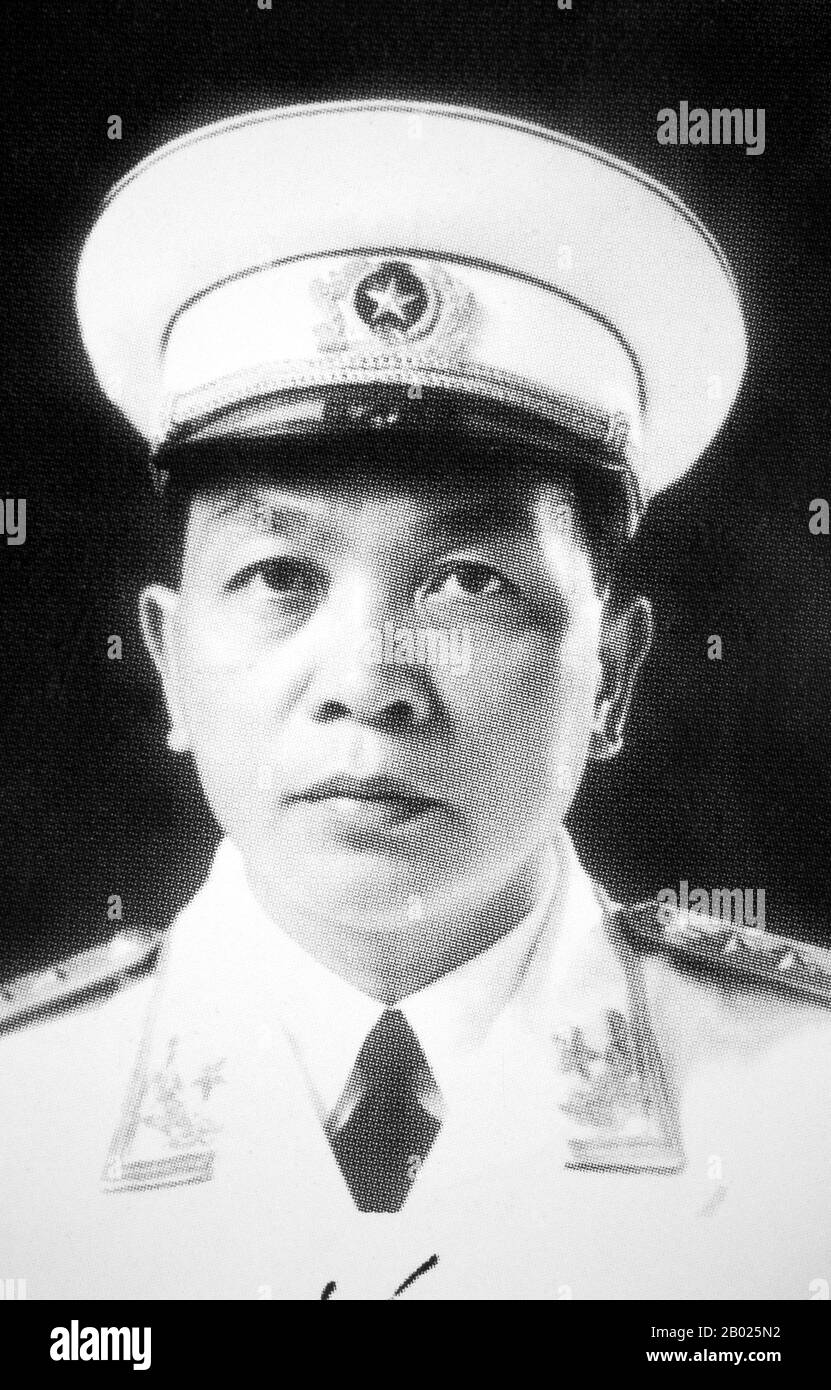 Vietnam: General Vo Nguyen Giap (25. August 1911 – 4. Oktober 2013), Sieger von Dien Bien Phu, 1955. Võ Nguyên Giáp war ein vietnamesischer Offizier in der Vietnamesischen Volksarmee und Politiker. Er war Hauptkommandeur in zwei Kriegen: Dem Ersten Indochina-Krieg (1946–1954) und dem Zweiten Indochina-Krieg (1960–1975). Er nahm an folgenden historisch bedeutsamen Schlachten Teil: Lạng Sơn (1950), Hòa Bình (1951–1952), Điện Biên Phủ (1954), Tết (1968), Nguyên Huế (1972), Hồ Chí-Offensive (im Westen als Osteroffensive bekannt) und-Minh-Feldzug (1975). Stockfoto