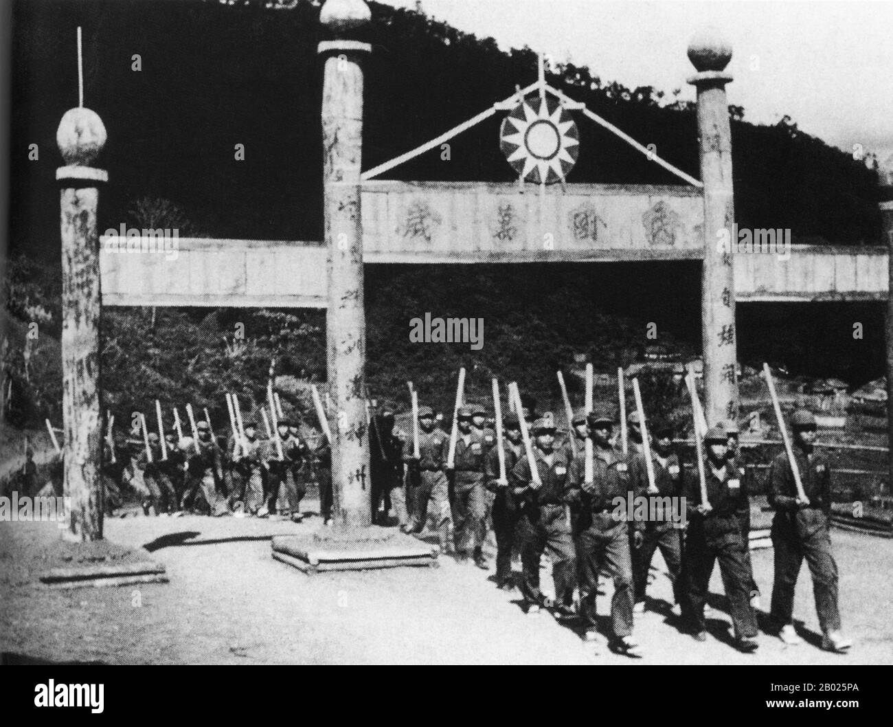 Chinesische nationalistische Truppen drangen in den 1960er Jahren in Thailand ein und wurden in drei Hauptgruppen eingeteilt. Die 5. Armee der KMT, die knapp 2.000 Mann zählen und von General Tuan Shi-wen befehligt wurde, gründete ein bewaffnetes Lager auf Doi Mae Salong nahe der birmanischen Grenze in der Provinz Chiang Rai. Die 3. Armee der KMT, die rund 1.500 Mann unter dem Kommando von General Li Wen-huan aufführt, hat ihr Hauptquartier bei der abgelegenen und unzugänglichen Siedlung Tam Ngop in den weitesten Bereichen der Provinz Chiang Mai gemacht. Schließlich handelt die KMT 1st Independent Unit unter General Ma Ching-kuo mit einer kleineren Kraft von etwa 500 Mann Stockfoto