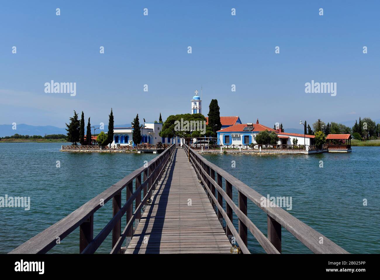 Griechenland, Porto Lagos, Brücke zu Kloster Agios Nikolaos befindet sich auf der Insel im See Vistonida Stockfoto