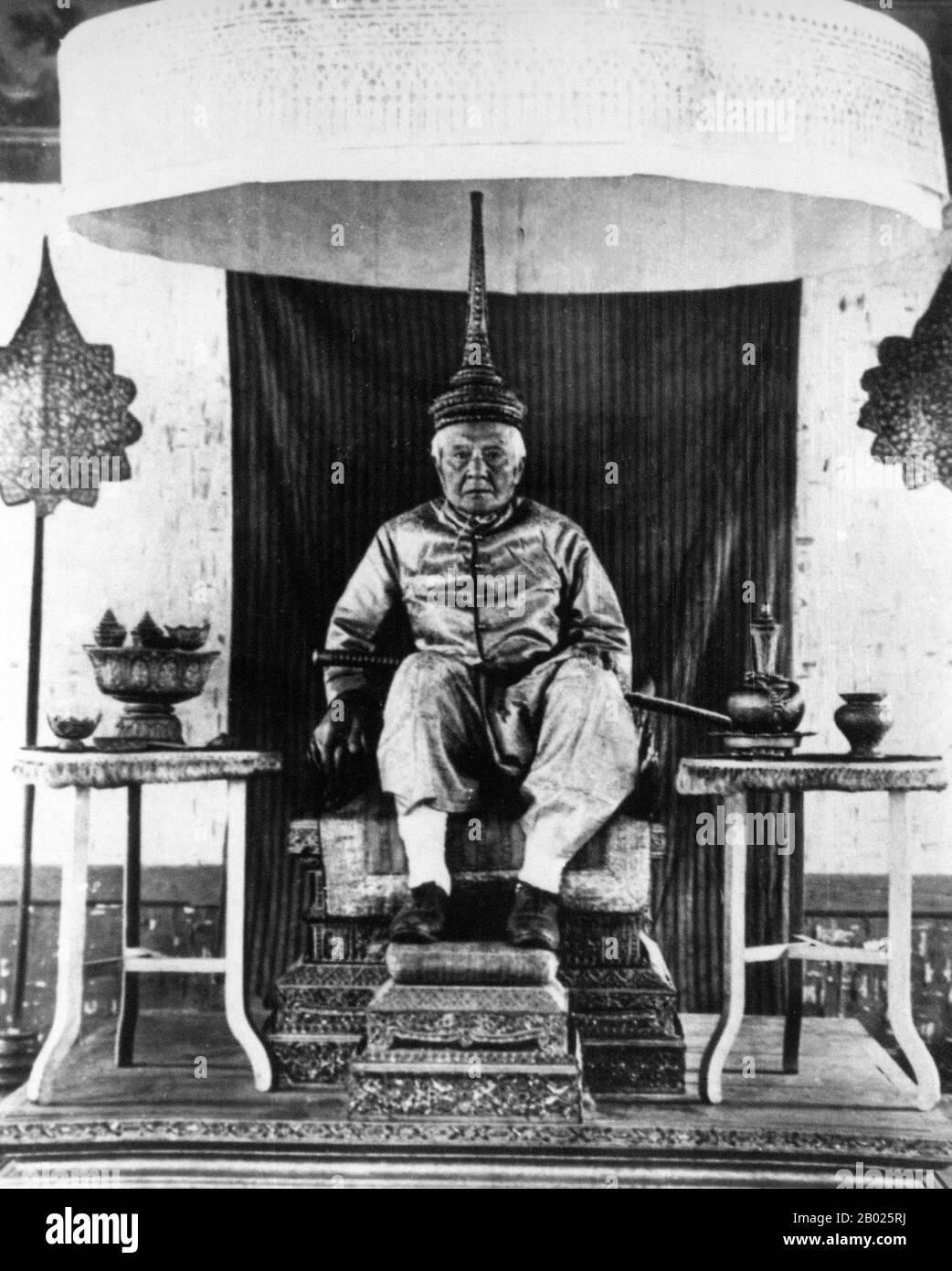 OUN Kham (1811 oder 1816 - 15. Dezember 1895) war von 1872 bis 1887 König von Luang Prabang und ein zweites Mal zwischen den Jahren 1889 und 1895. Am 7. Juni des Jahres, wurde die königliche Hauptstadt Laos beschlagnahmt und entlassen; der alte Feldherr entkam kaum mit seinem Leben. Zwischen seinen beiden Urteilsperioden wurde er nach Bangkok in Thailand verbannt, wo er der ersten französischen Vizekonsul in Luang Prabang im Jahr 1885 behilflich war. Die letzten zwei Jahre seiner Herrschaft endeten mit der Gründung eines französischen Protektorats über Laos. Stockfoto