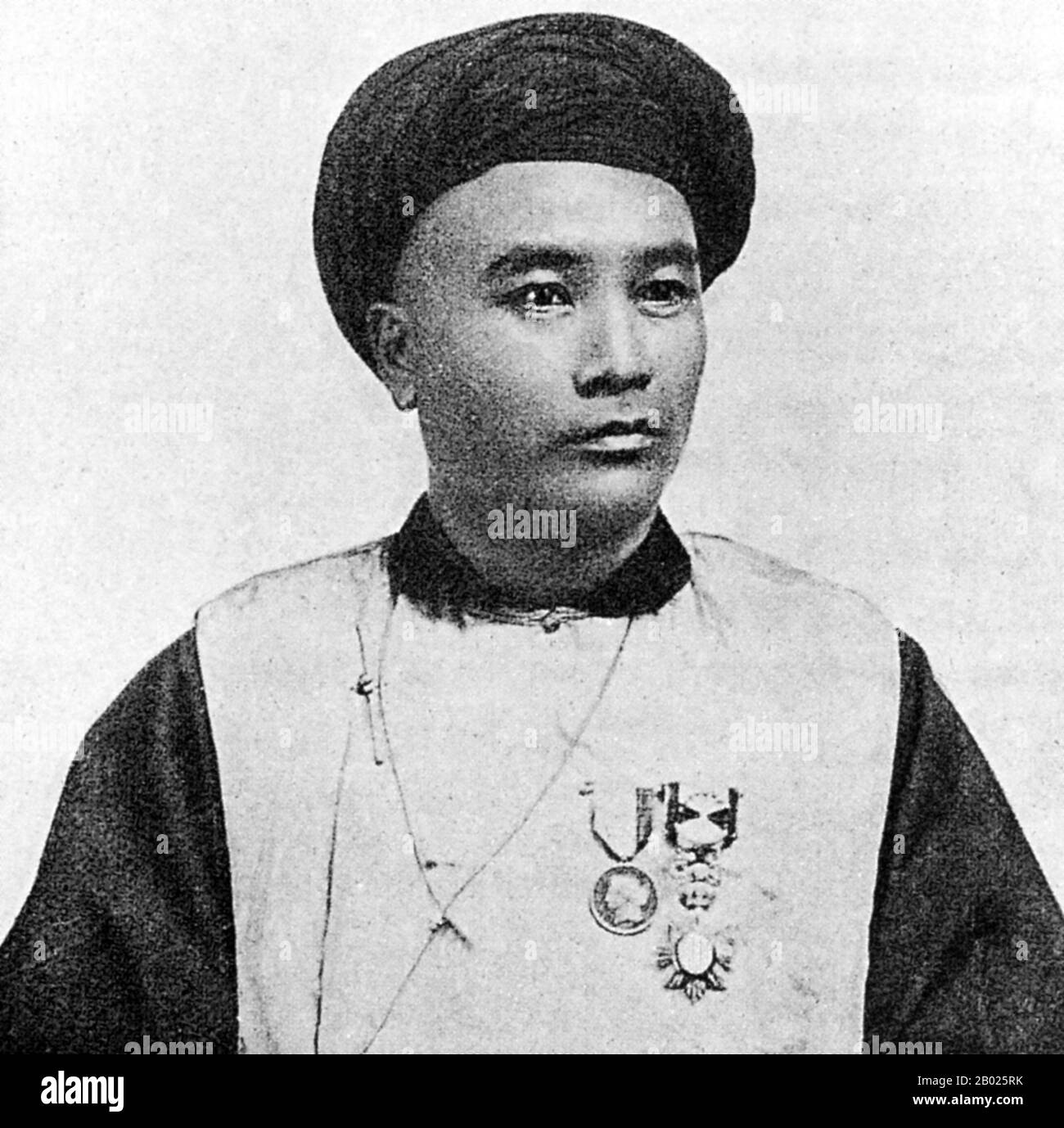 Vietnam: DEO Van Tri (Kham Hum/Cam Oum), Lord of the Tai Federation of Sipsongchuthai (1849-1908). Porträt der Mission de Pavie von Auguste Pavie (1847-1925), um 1879-1895. Ende des 19. Jahrhunderts bildete das gesamte Territorium, das sich von Dien Bien Phu im Süden bis zur chinesischen Grenze im Norden erstreckte, eine autonome Region namens Sipsongchutai oder „zwölf Tai-Fürstentümer“. Es wurde von einem erblichen Weißen Tai-Prinzen aus seiner Hauptstadt Lai Chau regiert und zollte irgendwann Siam, Vietnam oder China und manchmal allen drei Tribut. Stockfoto