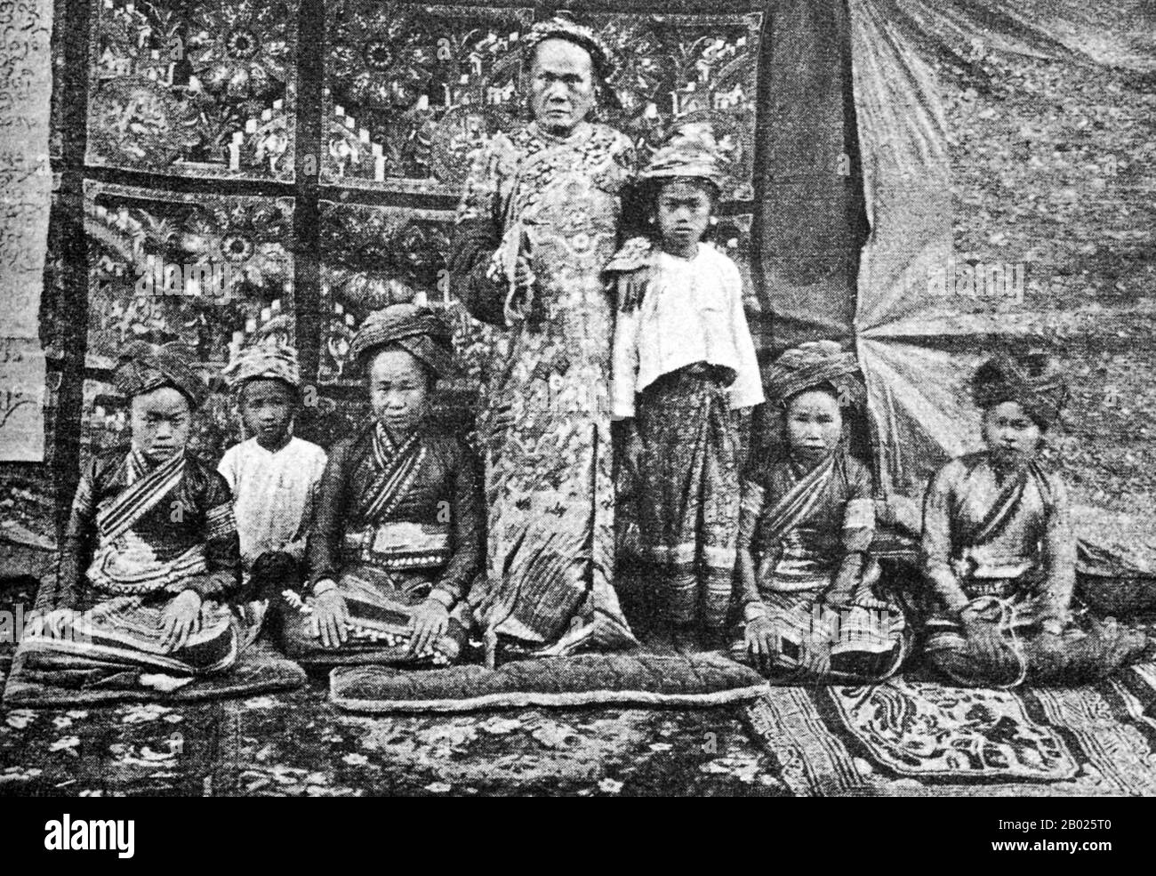 Laos: Die herrschende Familie im Gebiet Huaphan im Nordosten Laos, um 1875. Die Provinz Houaphanh ist eine Provinz im Osten von Laos. Die Provinz grenzt im Norden, Osten und Südosten an Vietnam, im Süden und Südwesten an die Provinz Xiangkhouang und im Westen an die Provinz Luang Prabang. Das Gelände ist zerklüftet, mit dichten Bergwäldern, die einen Großteil der Provinz bilden, besonders auf der westlichen Seite. Das Königreich Laos existierte vom 14. Bis zum 18. Jahrhundert und wurde dann in drei getrennte Königreiche aufgeteilt. 1893 wurde es zum französischen Protektorat. Stockfoto