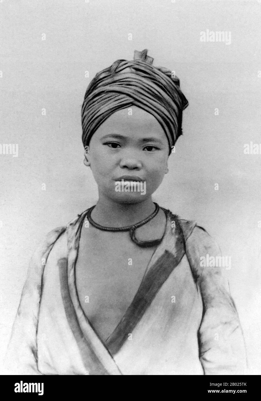 Laos: Junge Hmong (Meo) Frau aus Nordlaos, um 1890. Die Hmong sind eine asiatische ethnische Gruppe aus den Bergregionen China, Vietnam, Laos und Thailand. Hmong sind auch eine der Untergruppen der Miao-Ethnie in Südchina. Die Hmong-Gruppen begannen im 18. Jahrhundert aufgrund politischer Unruhen eine allmähliche südwärts-Migration und fanden mehr Ackerland. Stockfoto