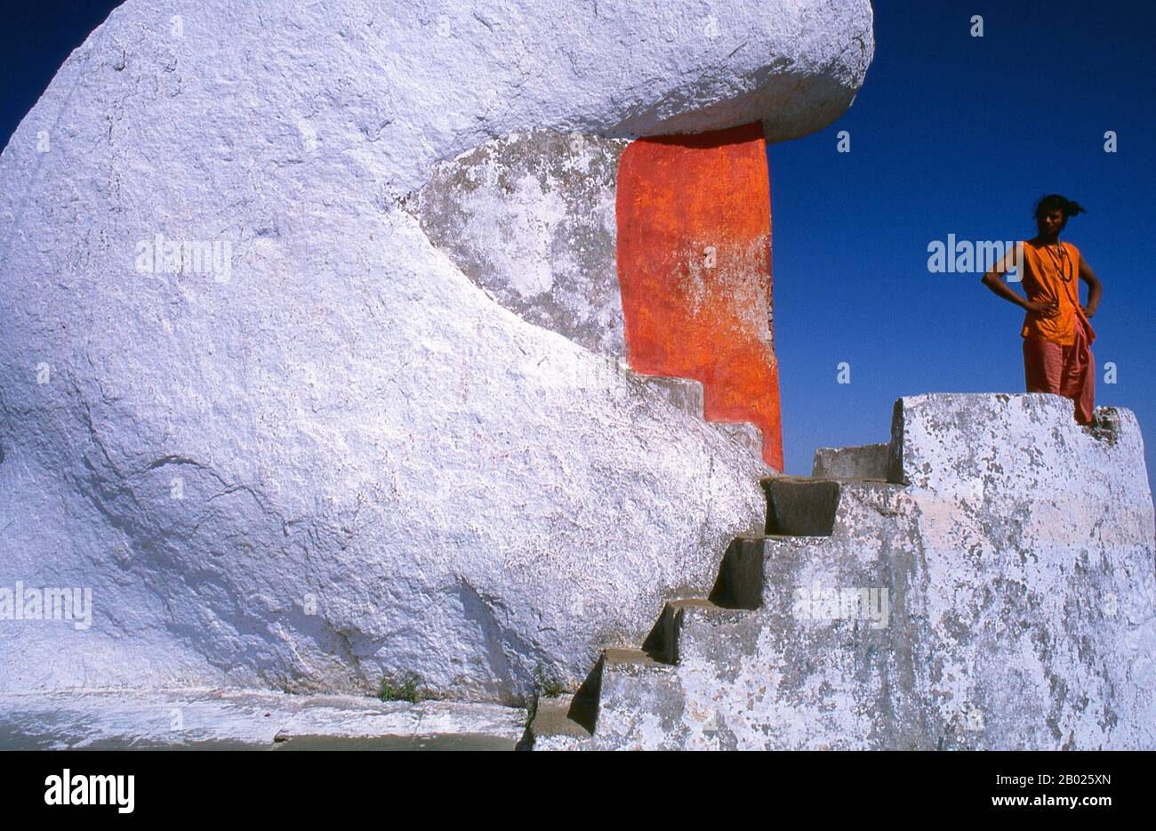 Indien: Ein Swami untersucht die Szene aus seiner Eremitage, Mount Abu, Rajasthan. Ein Swai ist ein Asket oder Yogi, der in den von Adi Shankara gegründeten religiösen Orden eingeweiht wurde. Mount Abu ist eine beliebte Bergstation in der Aravalli Range im Bezirk Sirohi im Bundesstaat Rajasthan in Westindien nahe der Grenze zu Gujarat. Der Berg bildet ein ausgeprägtes Felsplateau von 22 km Länge und 9 km Breite. Der höchste Gipfel des Berges ist Guru Shikhar mit 1.722 m (5.650 ft) über dem Meeresspiegel. Es wird als „eine Oase in der Wüste“ bezeichnet. Stockfoto