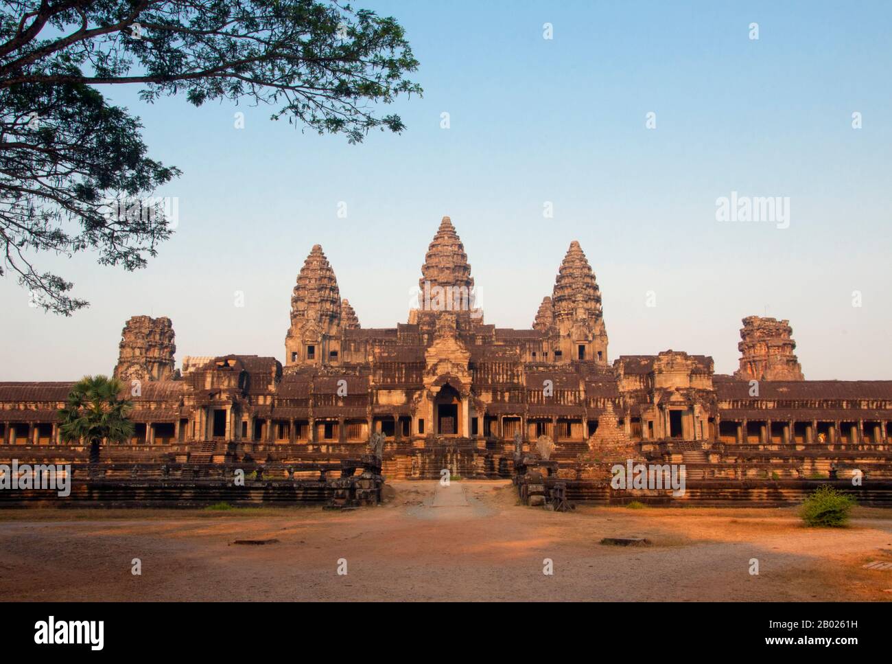 Angkor Wat wurde für König Suryavarman II (regierte 1113-50) im frühen 12. Jahrhundert als sein Staatstempel und Hauptstadt erbaut. Als der am besten erhaltene Tempel am Standort Angkor ist er der einzige, der seit seiner Gründung ein bedeutendes religiöses Zentrum geblieben ist - zuerst Hindu, dem gott Vishnu gewidmet, dann Buddhist. Es ist das größte religiöse Gebäude der Welt. Der Tempel steht ganz oben auf dem hohen klassischen Stil der Khmer-Architektur. Es ist zu einem Symbol für Kambodscha geworden, das auf seiner Nationalflaggen erscheint, und es ist die Hauptattraktion des Landes für Besucher. Angkor Wat vereint zwei grundlegende Pla Stockfoto