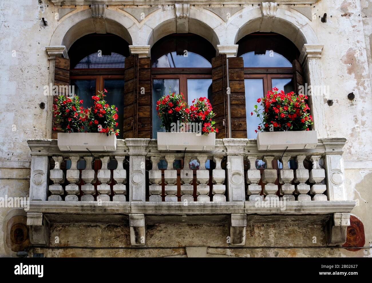 Dreifache Bogenfenster und Balkon. Treviso, Venetien, Italien, Europa, EU Stockfoto