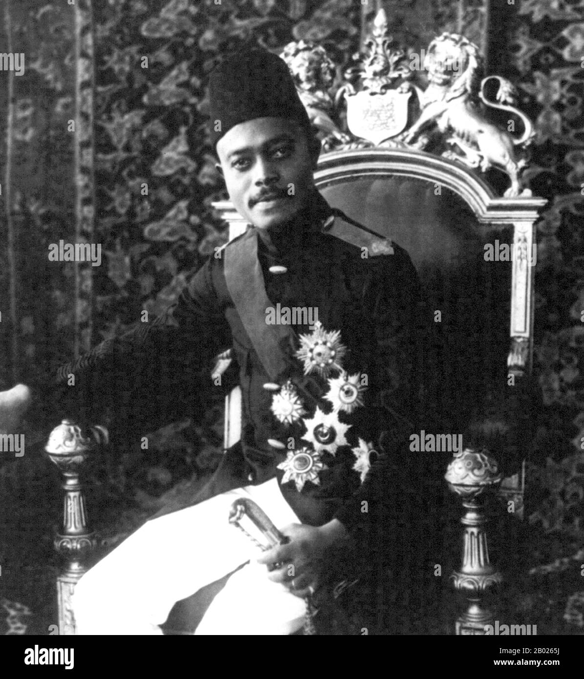 Sayyid Ali bin Hamud Al-Busaid (* 7. Juni 1880-20. Dezember 1918 in Sansibar; Arabisch: علي بن حمود البوسعيد‎) war der achte Sultan von Sansibar. Ali regierte Sansibar vom 20. Juli 1902 bis zum 9. Dezember 1911, nachdem er den Thron des Todes seines Vaters, des siebten Sultans, erreicht hatte. Wegen Krankheit war er nur wenige Jahre als Sultan tätig. Im Jahr 1911 dankte er zugunsten seines Schwagers Sayyid Khalifa bin Harub Al-Busaid ab. Stockfoto