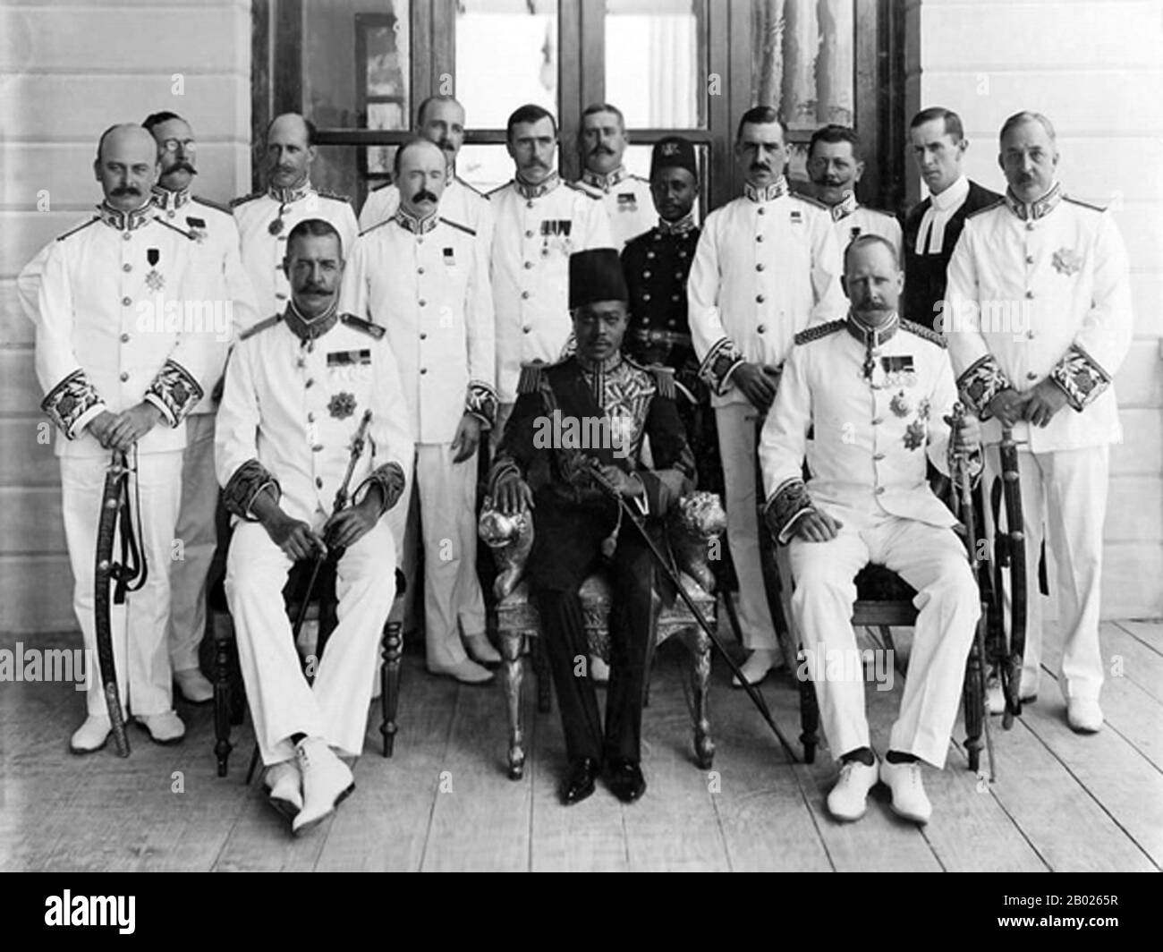 Tansania/Sansibar: Sayyid Ali bin Hamud Al-Busaid (7. Juni 1884 bis 20. Dezember 1918), Sultan von Sansibar, Besuch des deutschen Gouverneurs Gustav Adolf von Goetzen (links sitzend), dar es Salaam, Deutsch-Ostafrika. Foto, ca. 1903. Sayyid Ali bin Hamud Al-Busaid war der achte Sultan von Sansibar. Ali regierte Sansibar vom 20. Juli 1902 bis zum 9. Dezember 1911, nachdem er den Thron des Todes seines Vaters, des 7. Sultans, bestieg. Er diente nur wenige Jahre als Sultan wegen Krankheit. 1911 dankte er zugunsten seines Schwagers Sayyid Khalifa bin Harub Al-Busaid ab. Stockfoto