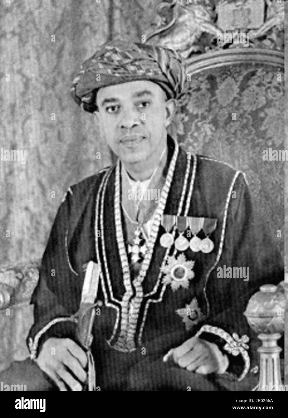 Tansania/Sansibar: Sayyid Sir Abdullah bin Khalifa Al-Said (12. Februar 1910 - 1. Juli 1963), 10. Sultan von Sansibar, ca. 1959. Sayyid Sir Abdullah bin Khalifa Al-Said, KBE, CMG, war der 10. Sultan von Sansibar. Er regierte Sansibar vom 9. Oktober 1960 bis zum 1. Juli 1963. Er war kein so beliebter Sultan wie sein Vater, der in einer Zeit des aufsteigenden afrikanischen Nationalismus regierte. Die Krankheit hatte ihm auch beide Beine gekostet, bis er seine Herrschaft hatte. Nach seinem Tod folgte ihm sein Sohn Jamshid als Sultan, der im Januar 1964 während der Sansibar-Revolution abgesetzt wurde. Stockfoto