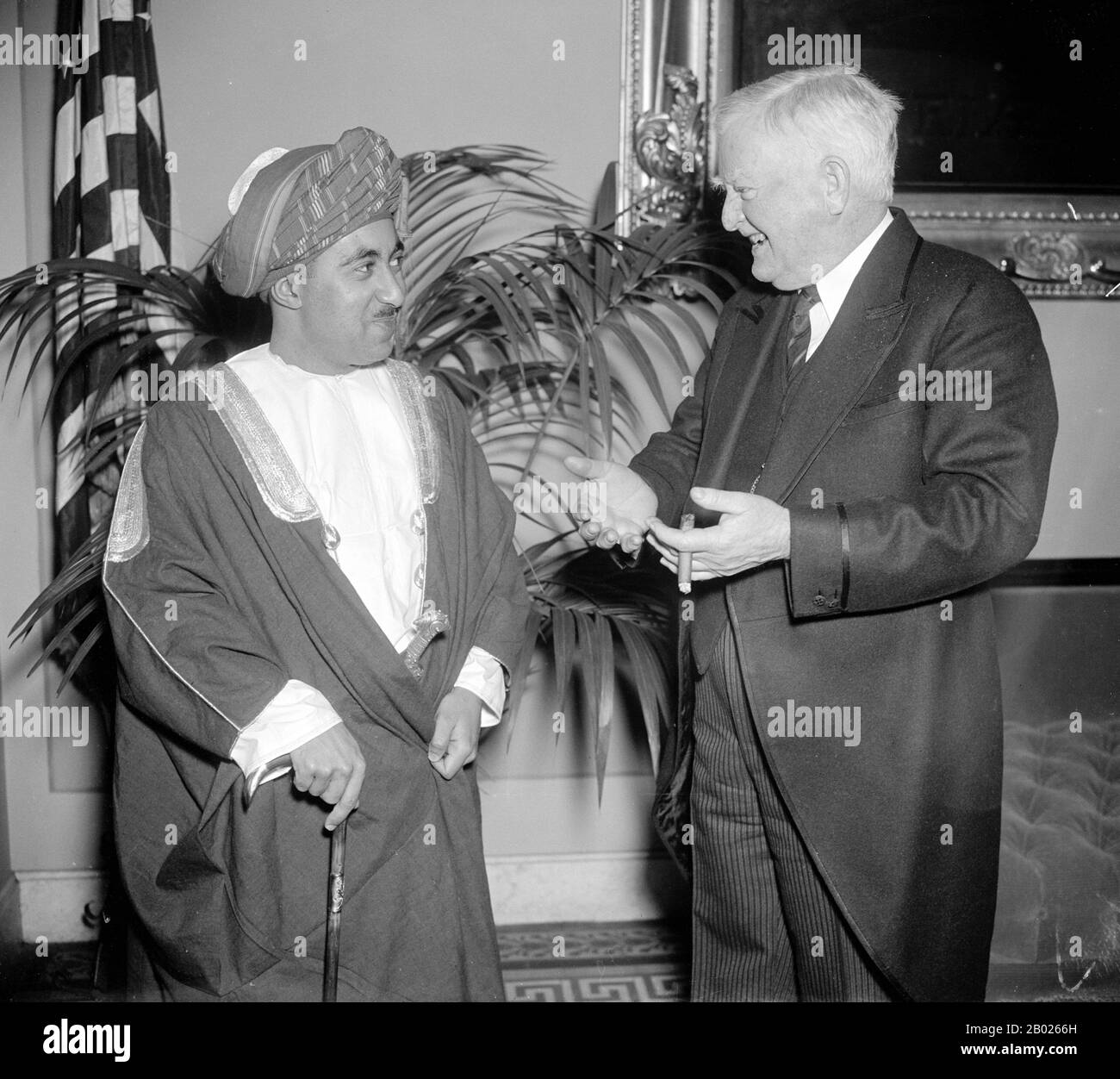 John Nance Gardner, Vizepräsident der Vereinigten Staaten (1933-1941), grüßt Sayyid bin Taimur, Sultan von Muscat und Oman. Washington, D.C., 5. März 1938. Said bin Taimur (13. August 1910 - 19. Oktober 1972) (arabisch: سعيد بن تيمور‎) war vom 10. Februar 1932 bis zu seinem Sturz am 23. Juli 1970 der Sultan von Maskat und Oman (das später in Oman umbenannte Land). Stockfoto