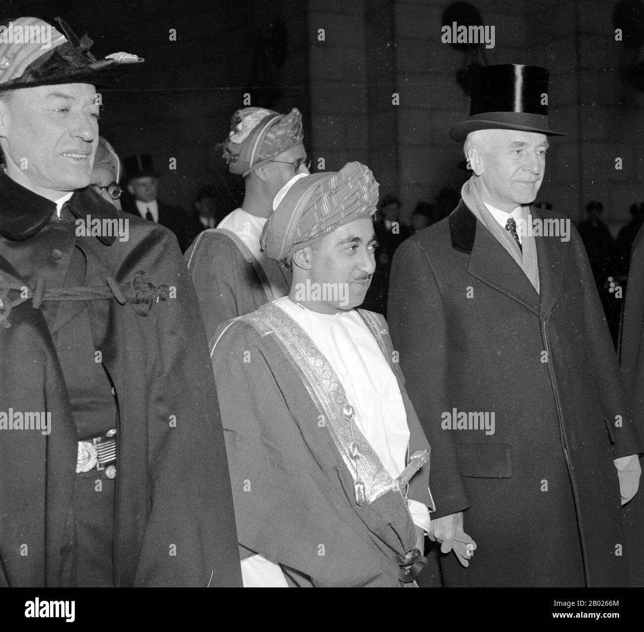 Oman/USA: Sayyid bin Taimur (13. August 1910 bis 19. Oktober 1972), Sultan von Maskat und Oman, 1938. Sultan Said bin Taimur bin Faisal kam 1938 in Washington DC, USA an, um einen Besuch von Edmund Roberts im Jahr 1832 (der von Präsident Andrew Jackson ernannt wurde, um Verträge mit kleinen Nationen des Orients auszuhandeln) mit Außenminister Cordell Hull zurückzuzahlen. Said bin Taimur war vom 10. Februar 1932 bis zu seinem Sturz am 23. Juli 1970 durch seinen eigenen Qaboos bin Said Sultan von Maskat und Oman. Stockfoto