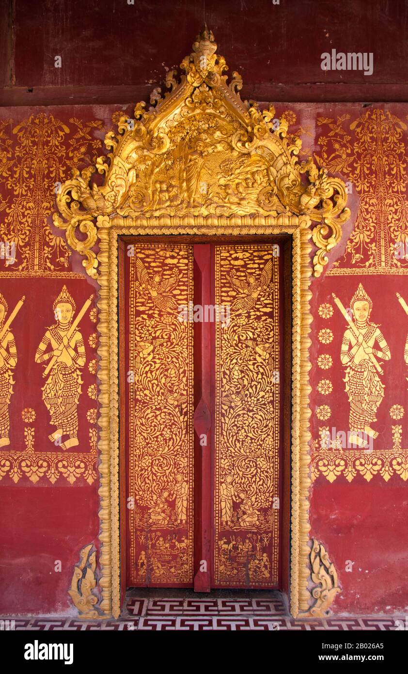 Wat Souvannakhiri (Wat Khili) wurde im 18. Jahrhundert erbaut und ist für seine Glasmosaiken und vergoldeten Tür- und Fensterpaneele bekannt. Luang Prabang war früher die Hauptstadt eines gleichnamigen Königreichs. Bis zur kommunistischen Machtübernahme 1975 war es die königliche Hauptstadt und Regierungssitz des Königreichs Laos. Die Stadt gehört heute zum UNESCO-Weltkulturerbe. Stockfoto