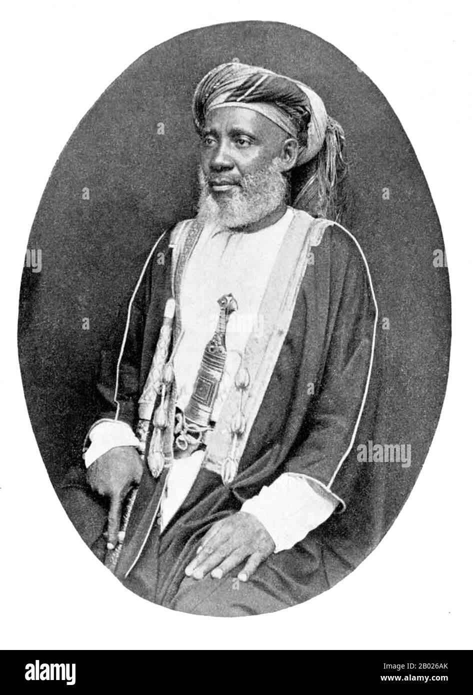 Tippu Tip oder Tib (1837 - 14. Juni 1905), richtiger Name Hamad bin Muḥammad bin Jumah bin Rajab bin Muḥammad bin Sa'īd al-Murghabī, (arabisch: حمد بن محمد بن جمعة بن رجب بن محمد بن سعيد المرجبي‎), war ein Swahili-Sansibari-Händler. Bekannt wurde er von den Einheimischen Ostafrikas als Tippu Tib nach den Klängen, die seine vielen Gewehre machten. Als berüchtigter Sklavenhändler, Plantagenbesitzer und Gouverneur, der für eine Reihe von Sultanen Sansibars arbeitete, leitete er viele Handelsexpeditionen nach Zentralafrika, bei denen es um den Handel mit Sklaven und Elfenbein ging. Er konstruierte profitable Handelsposten, die tief in Cent reichten Stockfoto