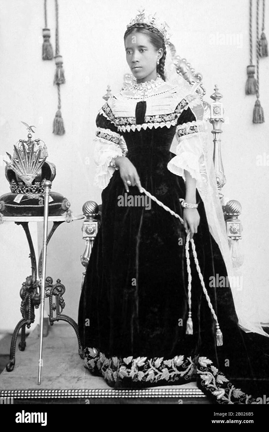 Madagaskar: Königin Ranavalona III. (22. November 1861 bis 23. Mai 1917) mit königlicher Krone und Zepter. Fotografiert in Antananarivo, ca. 1890-1895. Ranavalona III. War der letzte Souverän des Königreichs Madagaskar. Sie regierte vom 30. Juli 1883 bis zum 28. Februar 1897 in einer Regierungszeit, die von fortgesetzten und letztlich vergeblichen Bemühungen geprägt war, sich den Kolonialplänen der französischen Regierung zu widersetzen. Als junge Frau wurde sie aus mehreren Andriana (Adlige) ausgewählt, die nach ihrem Tod Königin Ranavalona II. Nachfolgten. Stockfoto