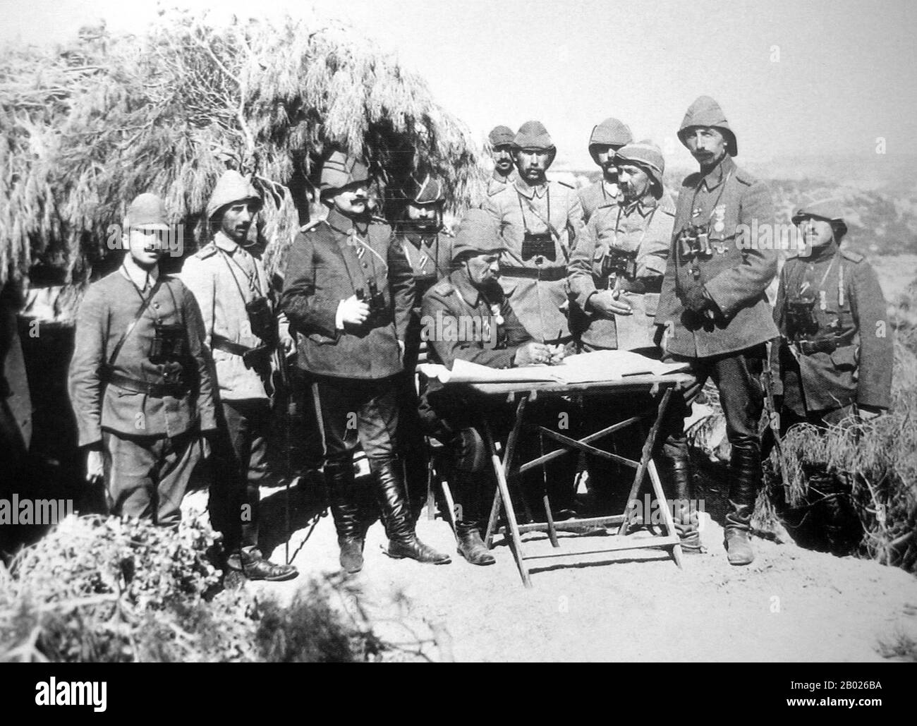Türkei/Gallipoli-Kampagne: Eine Gruppe von Offizieren des 3. Osmanischen Korps (Ücü Kolordu) in Gallipoli, um 1916. Der Gallipoli-Feldzug, auch bekannt als die Schlacht von Gallipoli oder die Schlacht von Canakkale, fand zwischen dem 25. April 1915 und dem 9. Januar 1916 während des Ersten Weltkriegs auf der Halbinsel Gallipoli im Osmanischen Reich (heute Gelibolu in der heutigen Türkei) statt. Eine gemeinsame britische und französische Operation wurde durchgeführt, um die osmanische Hauptstadt Konstantinopel (Istanbul) zu erobern und eine Seeroute nach Russland zu sichern. Der Versuch scheiterte mit schweren Toten auf beiden Seiten. Stockfoto