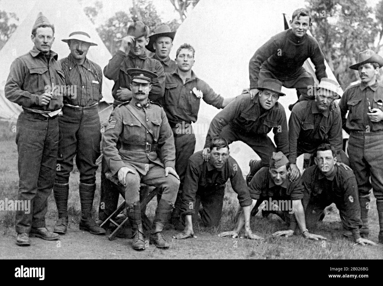 Türkei/Gallipoli Campaign: Mitglieder der Australian 3rd Field Ambulance Group posieren für ein Porträt in Blackboy Hill, Western Australia, bevor sie im Oktober 1914 nach Gallipoli aufbrechen. Der Gallipoli-Feldzug, auch bekannt als die Schlacht von Gallipoli oder die Schlacht von Canakkale, fand zwischen dem 25. April 1915 und dem 9. Januar 1916 während des Ersten Weltkriegs auf der Halbinsel Gallipoli im Osmanischen Reich (heute Gelibolu in der heutigen Türkei) statt. Eine gemeinsame britische und französische Operation wurde durchgeführt, um die osmanische Hauptstadt Konstantinopel (Istanbul) zu erobern und eine Seestraße zu sichern. Stockfoto