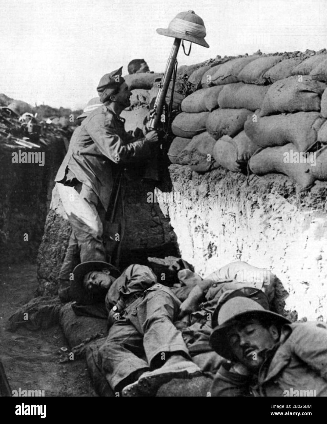 Türkei/Gallipoli Kampagne: Royal Irish Fusilier versucht, das Feuer eines türkischen Scharfschützen zu ziehen, um seine Position zu enthüllen, 1915. Der Gallipoli-Feldzug, auch bekannt als die Schlacht von Gallipoli oder die Schlacht von Canakkale, fand zwischen dem 25. April 1915 und dem 9. Januar 1916 während des Ersten Weltkriegs auf der Halbinsel Gallipoli im Osmanischen Reich (heute Gelibolu in der heutigen Türkei) statt. Eine gemeinsame britische und französische Operation wurde durchgeführt, um die osmanische Hauptstadt Konstantinopel (Istanbul) zu erobern und eine Seeroute nach Russland zu sichern. Der Versuch scheiterte mit schweren Toten. Stockfoto