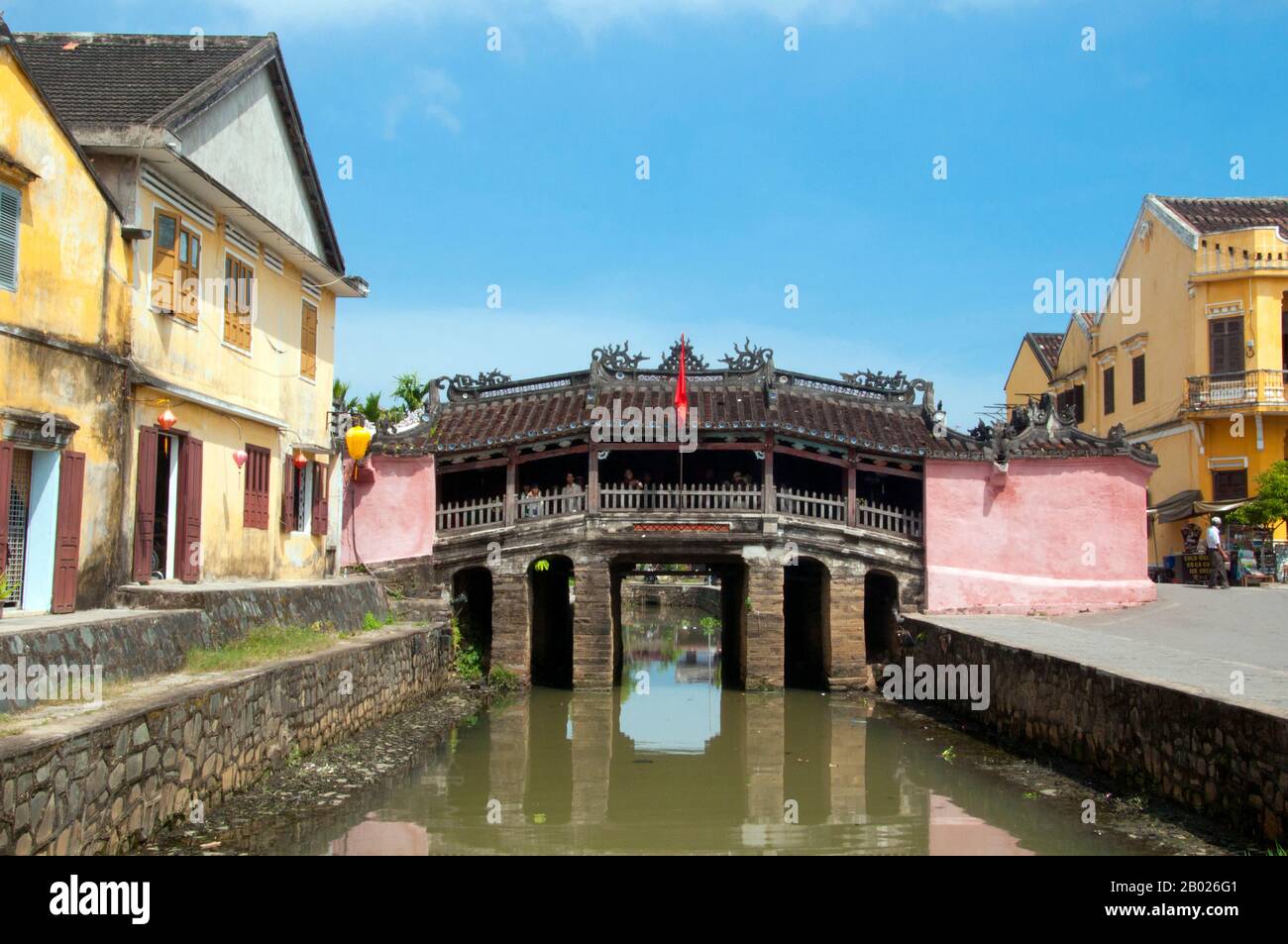 Vietnam: Die Japanische Überdachte Brücke, Hoi An. Die japanische überdachte Brücke ist ein Symbol von Hoi an und seiner reichen Kaufmannsgeschichte. Die Brücke wurde 1593 von der japanischen Handelsgemeinschaft gebaut, um sie mit dem chinesischen Viertel weiter östlich zu verbinden. Die kleine aber historische Stadt Hoi an liegt am Fluss Thu Bon, 30km km (18 Meilen) südlich von Danang. Während der Zeit der Nguyen-Herrscher (1558 - 1777) und sogar unter den ersten Nguyen-Kaisern war Hoi an - damals bekannt als Faifo - ein wichtiger Hafen, der regelmäßig von Europa und dem ganzen Osten aus besucht wurde. Stockfoto