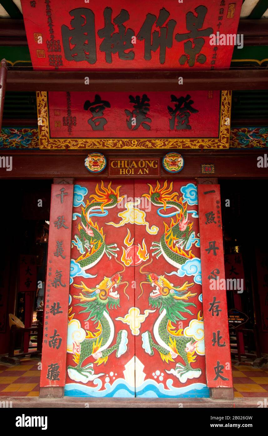 Vietnam: Eintritt zur Quan Cong Pagode (Chua Ong), Hoi an. Quan Cong Pagoda, auch bekannt als Chua Ong, wurde 1653 gegründet und ist Quan Cong gewidmet, einem Mitglied des taoistischen pantheons, der seinen Anhängern angeblich Glück bringt und auch der Beschützer der Reisenden ist. Eine goldfarbene Statue von Chua Ong steht über dem Hauptaltar auf der Rückseite des Tempels. Er wird von zwei himmlischen Wächtern und einem weißen Pferd begleitet, das sein traditioneller Berg ist. Die kleine, aber historische Stadt Hoi an liegt am Fluss Thu Bon 30 km südlich von Danang. Stockfoto