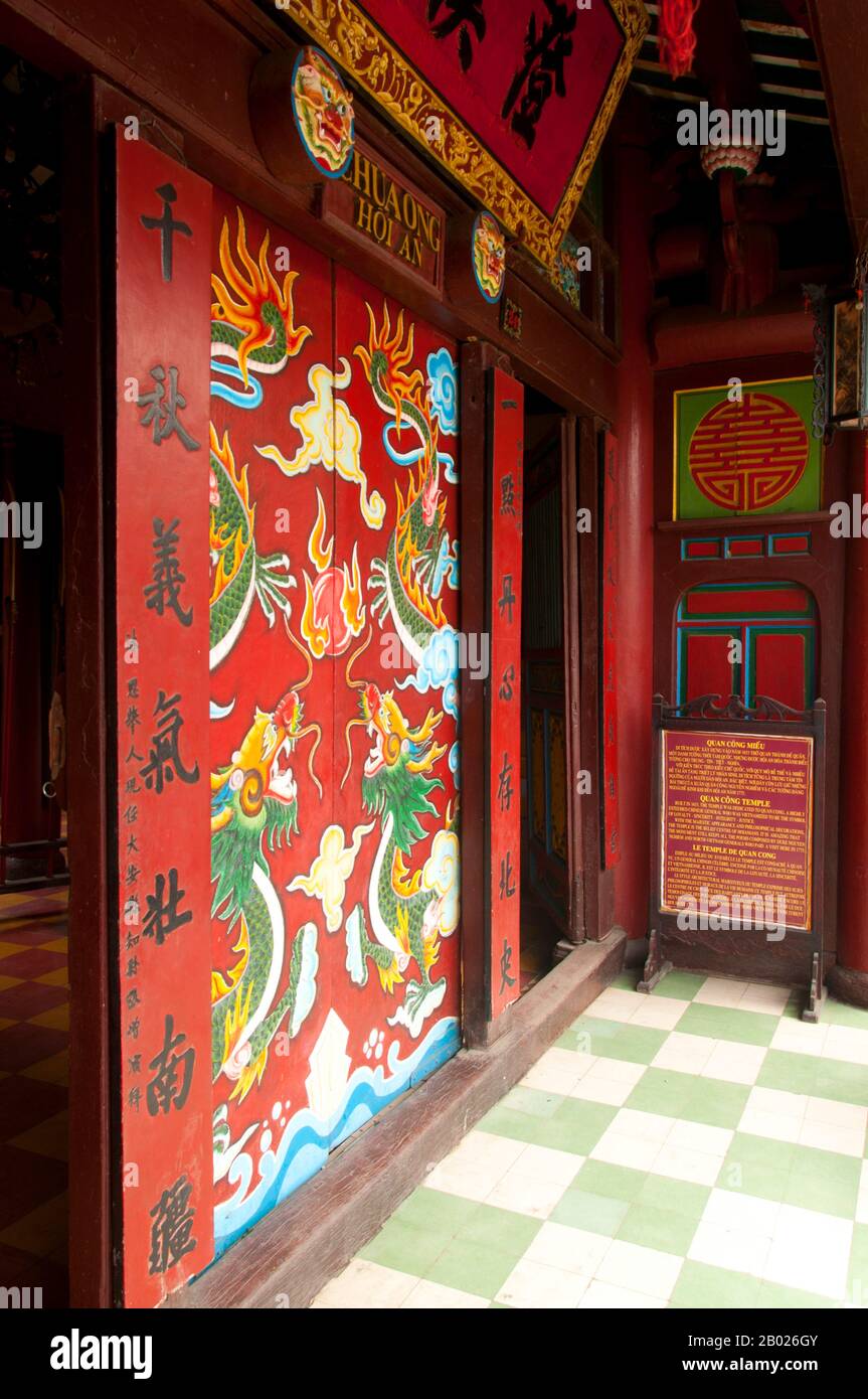 Vietnam: Eintritt zur Quan Cong Pagode (Chua Ong), Hoi an. Quan Cong Pagoda, auch bekannt als Chua Ong, wurde 1653 gegründet und ist Quan Cong gewidmet, einem Mitglied des taoistischen pantheons, der seinen Anhängern angeblich Glück bringt und auch der Beschützer der Reisenden ist. Eine goldfarbene Statue von Chua Ong steht über dem Hauptaltar auf der Rückseite des Tempels. Er wird von zwei himmlischen Wächtern und einem weißen Pferd begleitet, das sein traditioneller Berg ist. Die kleine, aber historische Stadt Hoi an liegt am Fluss Thu Bon 30 km südlich von Danang. Stockfoto