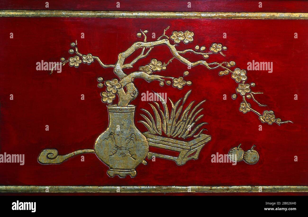 Vietnam: Lackierter Altar, Quan Cong Pagode (Chua Ong), Hoi an. Quan Cong Pagoda, auch bekannt als Chua Ong, wurde 1653 gegründet und ist Quan Cong gewidmet, einem Mitglied des taoistischen pantheons, der seinen Anhängern angeblich Glück bringt und auch der Beschützer der Reisenden ist. Eine goldfarbene Statue von Chua Ong steht über dem Hauptaltar auf der Rückseite des Tempels. Er wird von zwei himmlischen Wächtern und einem weißen Pferd begleitet, das sein traditioneller Berg ist. Die kleine, aber historische Stadt Hoi an liegt am Fluss Thu Bon 30 km südlich von Danang. Stockfoto