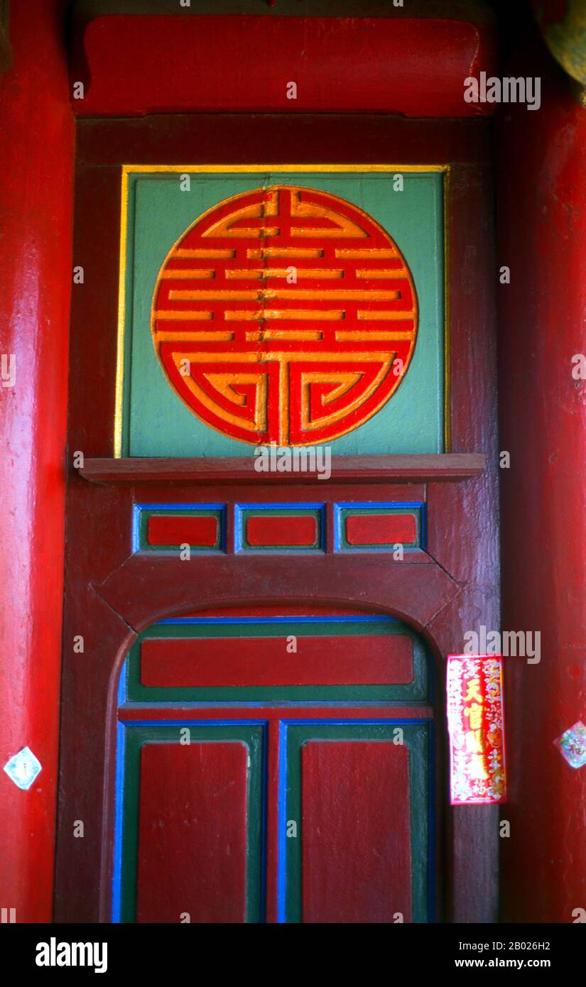 Vietnam: Eintritt zur Quan Cong Pagode (Chua Ong), Hoi an. Quan Cong Pagoda, auch bekannt als Chua Ong, wurde 1653 gegründet und ist Quan Cong gewidmet, einem Mitglied des taoistischen pantheons, der seinen Anhängern angeblich Glück bringt und auch der Beschützer der Reisenden ist. Eine goldfarbene Statue von Chua Ong steht über dem Hauptaltar auf der Rückseite des Tempels. Er wird von zwei himmlischen Wächtern und einem weißen Pferd begleitet, das sein traditioneller Berg ist. Die kleine, aber historische Stadt Hoi an liegt am Fluss Thu Bon 30 km südlich von Danang. Stockfoto