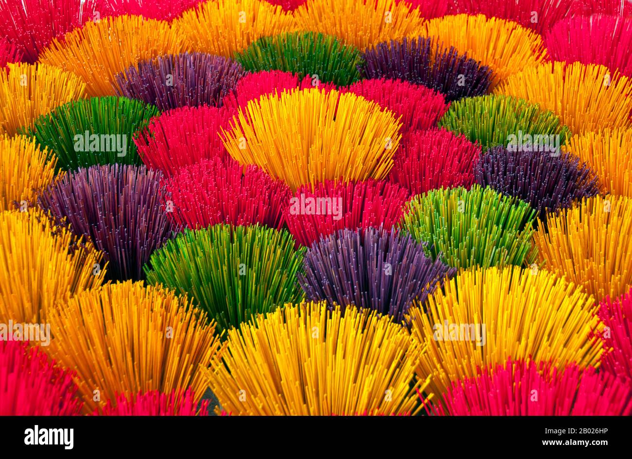 Vietnam: Räucherstäbchen zum Verkauf in einem Geschäft in der Nähe des Grabes von Kaiser Tu Duc, Hue. Weihrauch (von lateinisch Incendere 'to Burn') besteht aus aromatischen biotischen Materialien, die beim Verbrennen duftenden Rauch freisetzen. Der Begriff Weihrauch bezieht sich auf die Substanz selbst und nicht auf den Geruch, den sie produziert. Es wird in religiösen Zeremonien, ritueller Reinigung, Aromatherapie, Meditation und zur Schaffung einer spirituellen Atmosphäre verwendet. Stockfoto