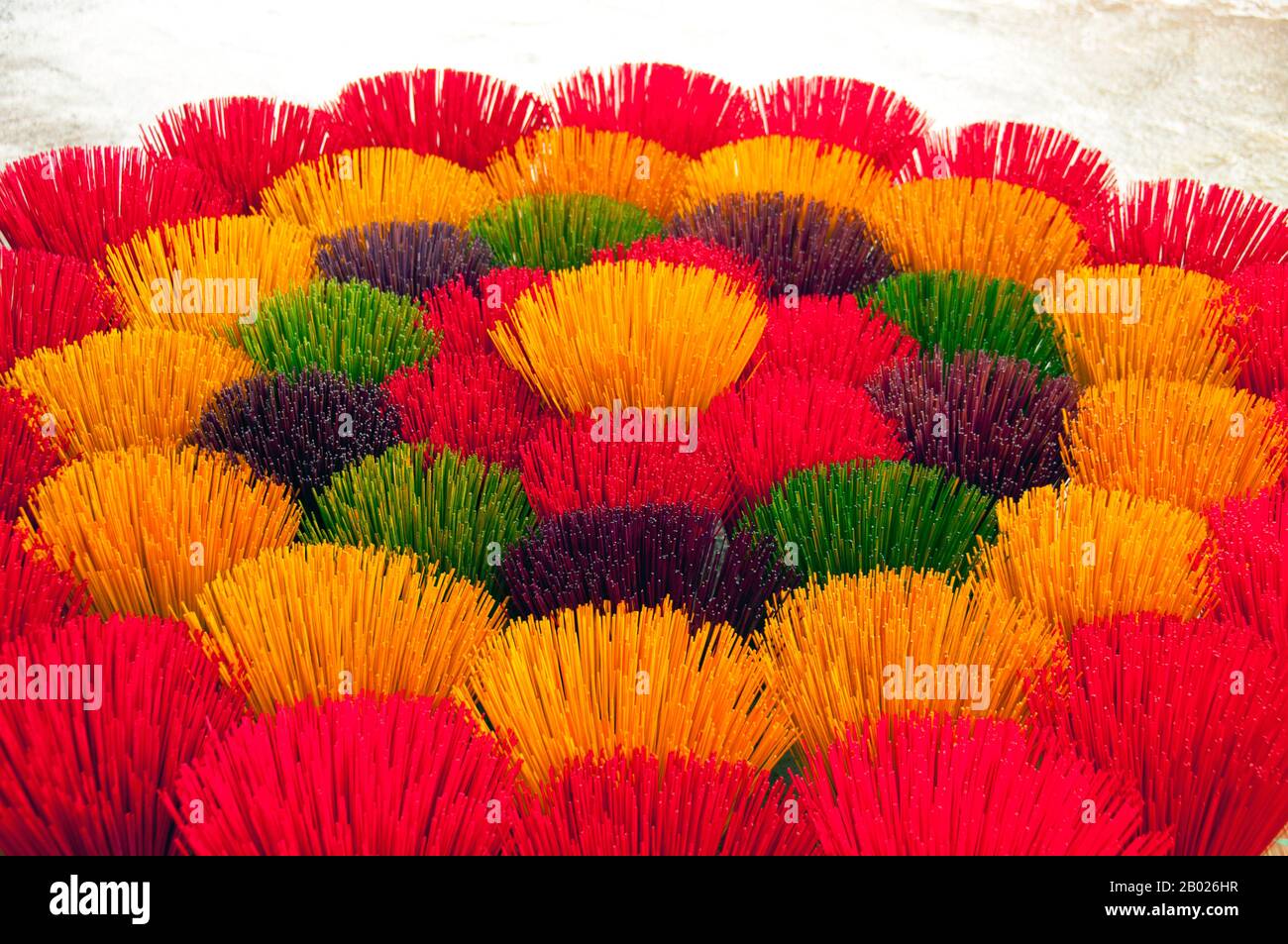 Vietnam: Räucherstäbchen zum Verkauf in einem Geschäft in der Nähe des Grabes von Kaiser Tu Duc, Hue. Weihrauch (von lateinisch Incendere 'to Burn') besteht aus aromatischen biotischen Materialien, die beim Verbrennen duftenden Rauch freisetzen. Der Begriff Weihrauch bezieht sich auf die Substanz selbst und nicht auf den Geruch, den sie produziert. Es wird in religiösen Zeremonien, ritueller Reinigung, Aromatherapie, Meditation und zur Schaffung einer spirituellen Atmosphäre verwendet. Stockfoto