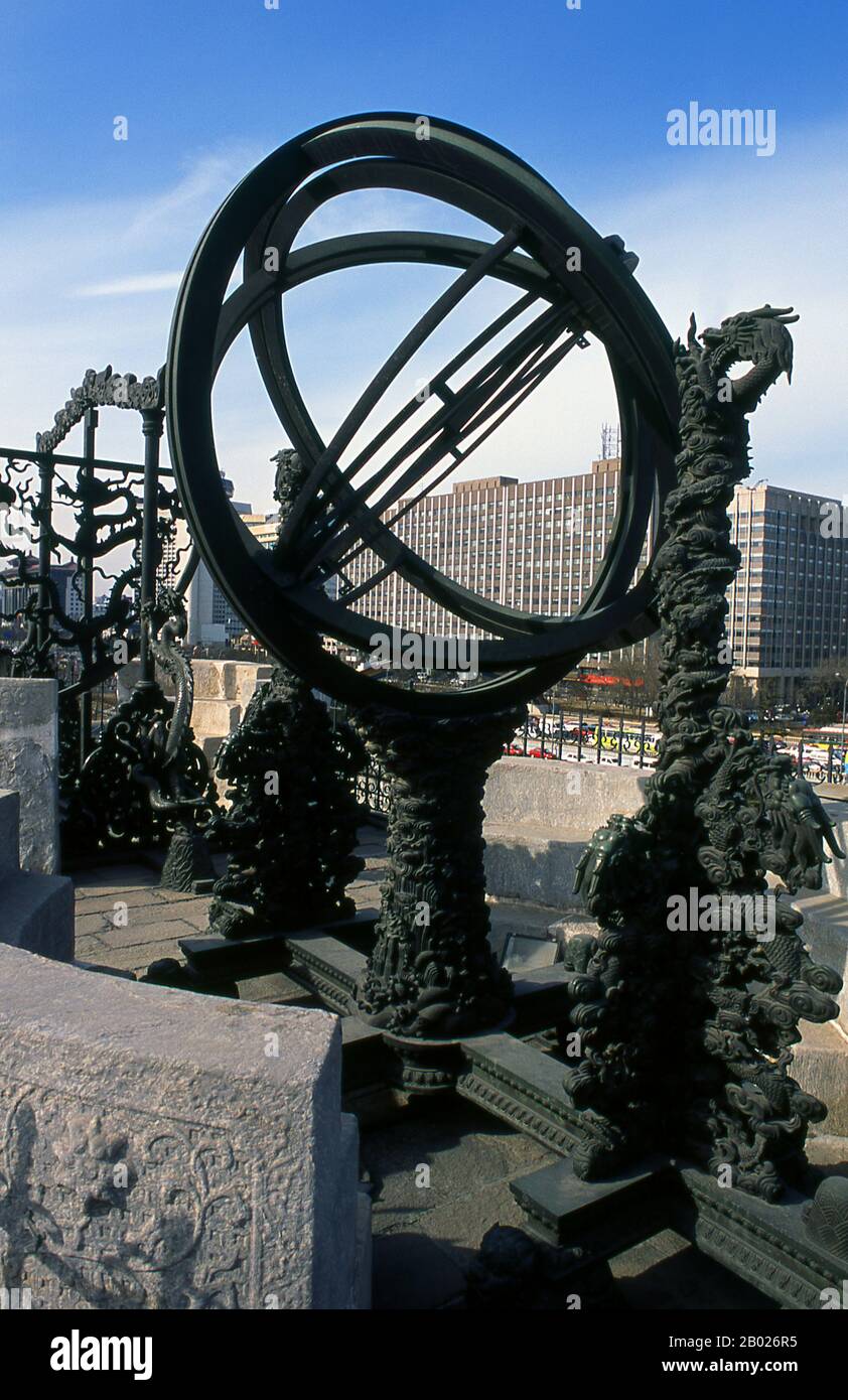 Eine Armillarsphäre (Variationen werden als Kugelastrolabe, armilla oder Armil bezeichnet) ist ein Modell von Objekten am Himmel (in der Himmelskugel), das aus einem kugelförmigen Rahmen von Ringen besteht, zentriert auf der Erde, Die Linien der Längen- und Breitengrade des Himmels und andere astronomisch wichtige Merkmale wie die Ekliptik darstellen. Als solcher unterscheidet er sich von einem Himmelsglobus, der eine glatte Kugel ist, deren Hauptzweck die Abbildung der Sternbilder ist. Pekings Alte Sternwarte wurde 1442 während der Ming-Dynastie erbaut und ist eine der ältesten der Welt. Es diente dem Astronomen von Ming und Qing Stockfoto