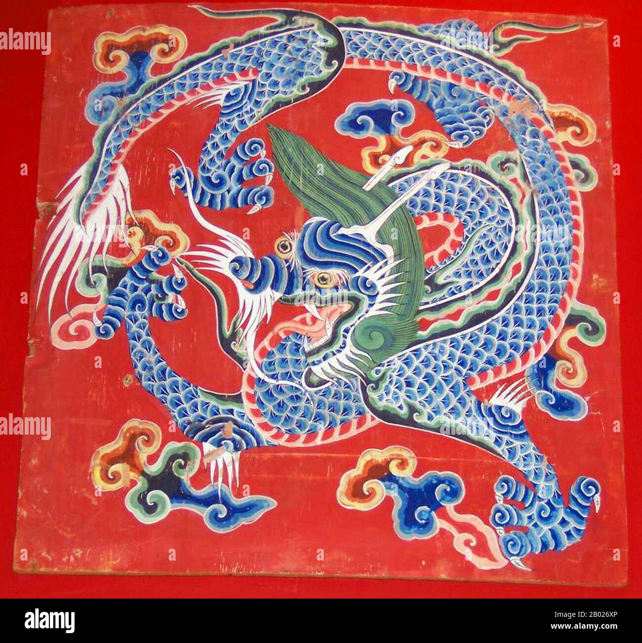 China/Tibet: Tibetischer Drache. Öl auf Tafelmalerei, 19. Jahrhundert. Der Drache existiert in der tibetischen Mythologie entweder als Holzdrache oder in seiner spektakuläreren Form als Donner-Drache. Sie wird oft im Flug auf tibetischen Teppichen und Teppichen mit einer Darstellung stilisierter Wolken dargestellt. Sie werden brug oder Donner Drachen genannt. Stockfoto