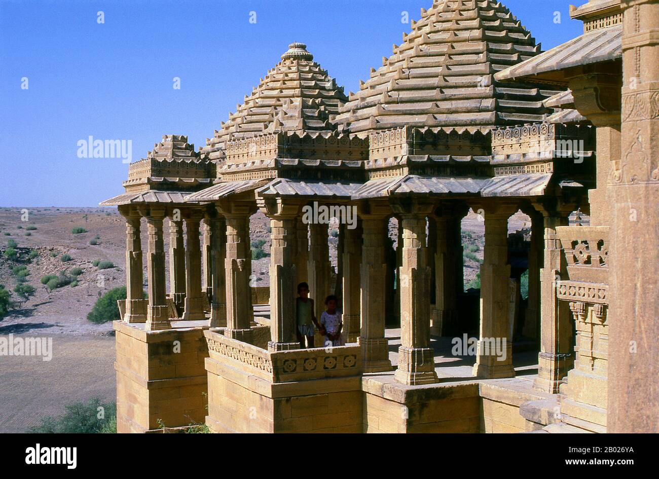 Bada Bagh, auch Barabagh (wörtlich großer Garten) genannt, ist eine Gartenanlage etwa 6 km nördlich von Jaisalmer auf dem Weg nach Ramgarh und auf halber Strecke zwischen Jaisalmer und Lodhruva im Bundesstaat Rajasthan in Indien. Es enthält eine Reihe königlicher Cenotaphe oder Chhatris von Maharajas des Jaisalmer Staates, beginnend mit Jai Singh II (d. 1743). Die Mehrheit der Jaisalmer Einwohner sind Bhati Rajputs, die ihren Namen von einem Vorfahren namens Bhatti, einem bekannten Krieger, als der Stamm noch im Punjab ansässig war, annehmen. Kurz danach wurde der Clan nach Süden vertrieben und fand eine Zuflucht in der indischen Wüste, die Stockfoto