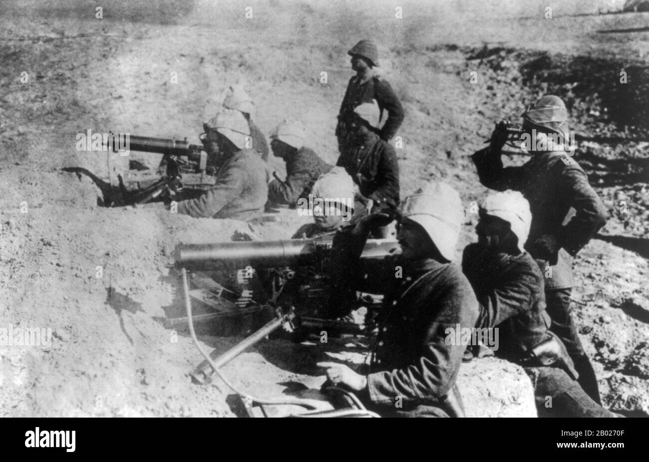 Türkei: Türkische Maschinengewehreinheiten mit deutschen Offizieren beim Gallipoli-Feldzug, 1915. Der Gallipoli-Feldzug, auch bekannt als die Schlacht von Gallipoli oder die Schlacht von Canakkale, fand zwischen dem 25. April 1915 und dem 9. Januar 1916 während des Ersten Weltkriegs auf der Halbinsel Gallipoli im Osmanischen Reich (heute Gelibolu in der heutigen Türkei) statt. Eine gemeinsame britische und französische Operation wurde durchgeführt, um die osmanische Hauptstadt Konstantinopel (Istanbul) zu erobern und eine Seeroute nach Russland zu sichern. Der Versuch scheiterte mit schweren Toten auf beiden Seiten. Stockfoto