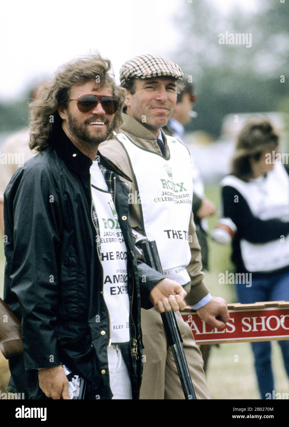 Barry Gibb von Den Bee Gees und Kapitän Mark Phillips bei einem Benefiz-Tontaubenschießen, Chester, England 1985. Stockfoto