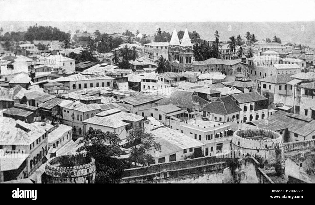 Tansania/Sansibar: Blick über die Steinstadt bis zur St. Josephs Kathedrale, Anfang des 20. Jahrhunderts. Sansibar ist ein halbautonomer Teil Tansanias in Ostafrika. Sie besteht aus dem Sansibar-Archipel im Indischen Ozean, 25-50 km (16-31 mi) vor der Küste des Festlandes, und besteht aus zahlreichen kleinen und zwei großen Inseln: Unguja (die Hauptinsel, informell Sansibar genannt) und Pemba. Die Hauptstadt von Sansibar auf der Insel Unguja ist Sansibar City. Das historische Zentrum, bekannt als Stone Town, gehört zum Weltkulturerbe. Stockfoto