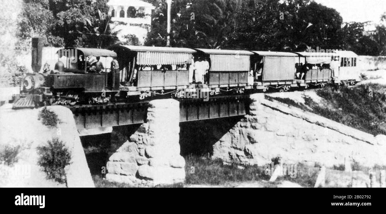 Tansania/Sansibar: Eine Dampflokomotive auf der Bububu-Bahn, um 1905. Sansibar war das erste Land in Ostafrika, das die Dampflokomotive einführte. Sultan Bargash bin Said ließ 1879 von seinem Palast in Stone Town nach Chukwani eine 7 Meilen lange Eisenbahnstrecke bauen. Zunächst wurden die beiden Pullman-Wagen von Maultieren geschleppt, aber 1881 bestellte der Sultan eine 0-4-0 Panzerlokomotive bei den englischen Lokomotivbauern Bagnall. Die Eisenbahn war bis zum Tod des Sultans 1888 in Betrieb, als Gleis und Lokomotive verschrottet wurden. Stockfoto