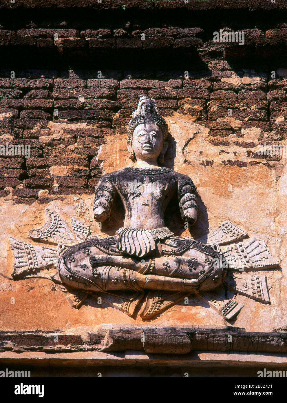 Deva ist der hinduistische Begriff für Gottheit; Devaten (Thai: Thewada) sind eine Art kleinere, stärker fokussierte Devas, das Äquivalent von Wächtergeistern oder Schutzengeln. Es gibt männliche und weibliche Devata. Im Hinduismus werden die Devaten, die die neun Himmelsrichtungen bewachen, als Devata Lokapala (Wächter der Himmelsrichtungen) oder im alten Java als Dewata Nawa Sanga (Neun Wächtergötter) bezeichnet. Jede Kaste hat ihren Hüter deva, und jede menschliche Aktivität hat ihre Devata, ihr spirituelles Gegenstück oder ihren Aspekt. Der buddhistische Tempel des Wat Chet Yot (Jet Yod) wurde 1455 u. z. von König Tilocarat im Stil der Mah erbaut Stockfoto