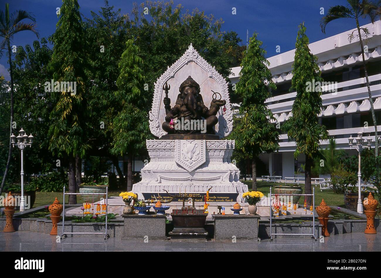 Thailand: Ganesh Bild am Chiang Mai College of Drama and Arts, Suriyawong Soi 5, Chiang Mai. Ganesha, auch Ganesa oder Ganesh, und auch bekannt als Ganapati, Vinayaka und Pillaiyar, ist eine der bekanntesten und am weitesten verehrten Gottheiten im Hindu-pantheon. Sein Bild ist in Indien und Nepal zu finden. Die Hindu-Sekten verehren ihn, unabhängig von seiner Zugehörigkeit. Die Hingabe an Ganesha ist weit verbreitet und erstreckt sich auf Jains, Buddhisten und über Indien hinaus. Chiang Mai ist die größte und kulturell bedeutendste Stadt im Norden Thailands und die Hauptstadt der Provinz Chiang Mai. Stockfoto