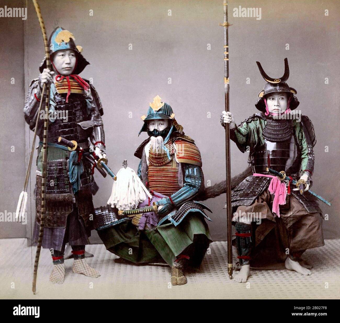 Japan: Drei Samurai, die sich in voller Rüstung ausgeben. Handkolorierter Albumenabdruck aus dem Atelier von Kusakabe Kimbe (1841-1934), Yokohama, um 1890. Kusakabe Kimbei war ein japanischer Fotograf. Er nannte normalerweise seinen Vornamen Kimbei, weil seine Klientel, meist nicht japanischsprachige ausländische Einwohner und Besucher, es leichter fand, ihn auszusprechen als sein Familienname. Kusakabe Kimbei arbeitete mit Felice Beato und Baron Raimund von Stillfried als Kolorist und Assistent, bevor er 1881 seine eigene Werkstatt in Yokohama im Viertel Benten-dōri eröffnete. Stockfoto