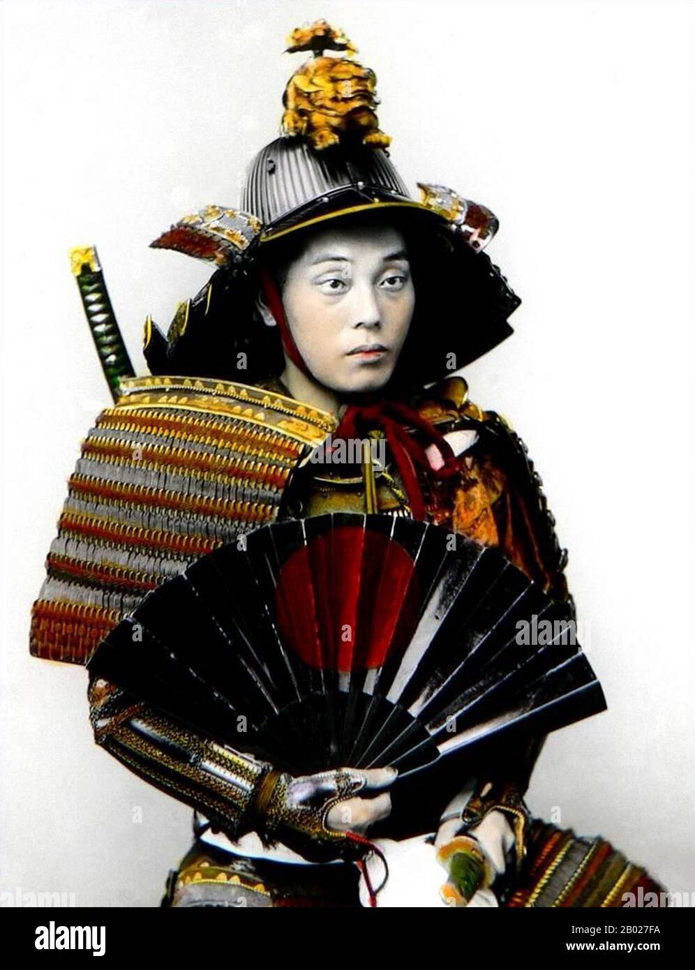 Japan: Ein Samurai, der sich in voller Rüstung ausgibt. Handfarbiger Albumendruck, ca. 1890. Samurai, auf Japanisch meist als Bushi oder Buke bezeichnet, waren der militärische Adel des mittelalterlichen und frühmodernen Japans. Am Ende des 12. Jahrhunderts wurden Samurai fast vollständig zum Synonym für Bushi, und das Wort war eng mit der mittleren und oberen Ebene der Kriegerklasse verbunden. Die Samurai folgten einer Reihe von Regeln, die als bushidō bekannt wurden. Während die Samurai weniger als 10 % der japanischen Bevölkerung ausmachen, finden sich ihre Lehren heute noch im Alltag und in der Kampfkunst. Stockfoto