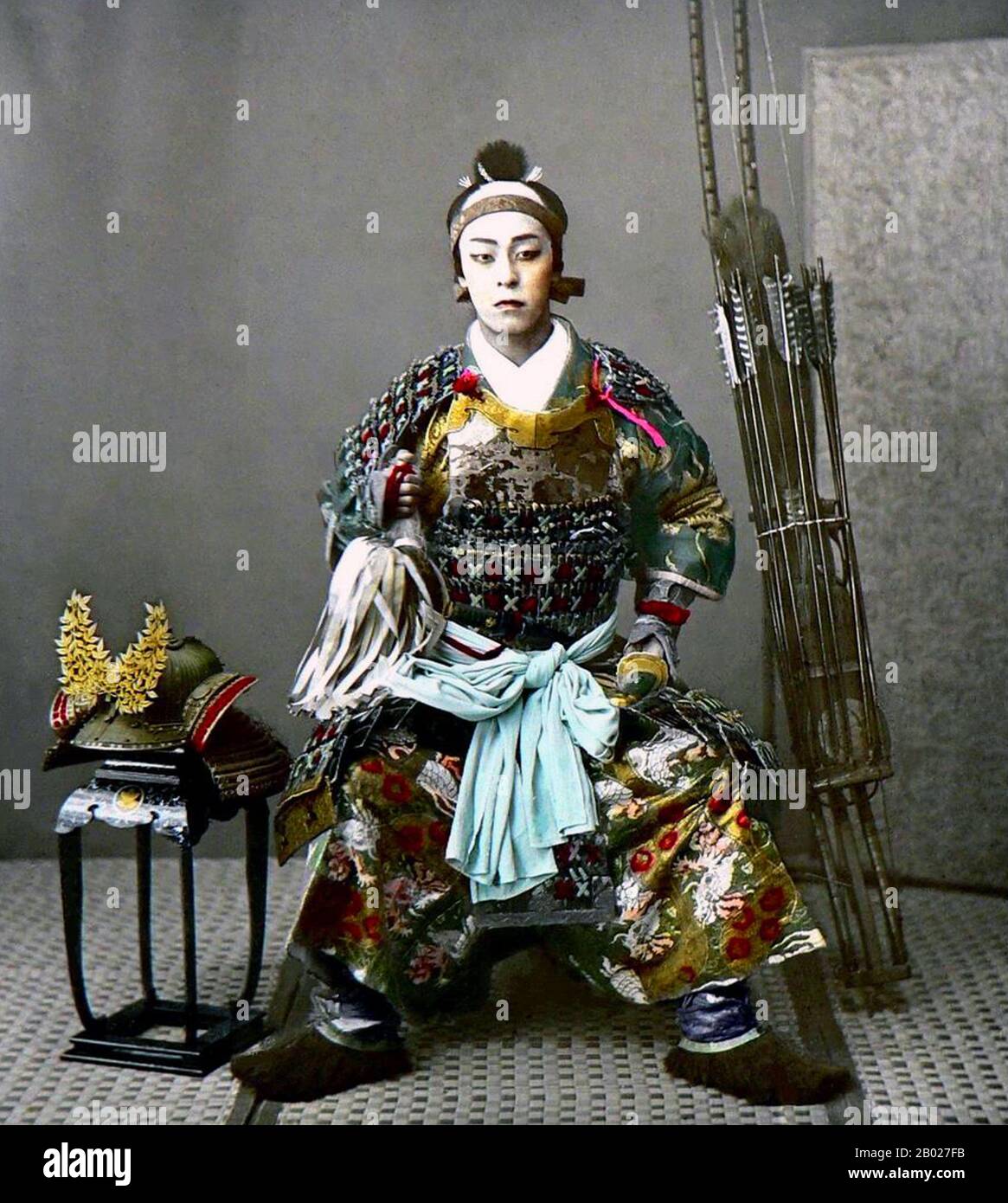 Japan: Ein Samurai, der sich in voller Rüstung ausgibt. Handkolorierter Albumendruck von Felice Beato (1832-1909), ca. 1867. Samurai, auf Japanisch meist als Bushi oder Buke bezeichnet, waren der militärische Adel des mittelalterlichen und frühmodernen Japans. Am Ende des 12. Jahrhunderts wurden Samurai fast vollständig zum Synonym für Bushi, und das Wort war eng mit der mittleren und oberen Ebene der Kriegerklasse verbunden. Die Samurai folgten einer Reihe von Regeln, die als bushidō bekannt wurden. Stockfoto