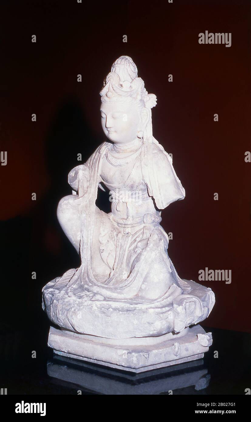 China: Stone Boddhisattva, Tang Dynastie (618-907 n. Chr.), Shanghai Museum. Im Buddhismus ist ein Bodhisattva entweder eine erleuchtete (Bodhi) Existenz (Sattva) oder ein Erleuchtung-Wesen oder, in der Variante Sanskrit Satva statt Sattva, 'heldenhaft gesinnte (Satva) für Erleuchtung (Bodhi)'. Ein anderer Begriff ist "Weisheitswesen". Es ist jeder, der, motiviert durch großes Mitgefühl, Bodhicitta hervorgebracht hat, was ein spontaner Wunsch ist, Buddhaschaft zum Wohle aller fühlenden Wesen zu erlangen. Stockfoto