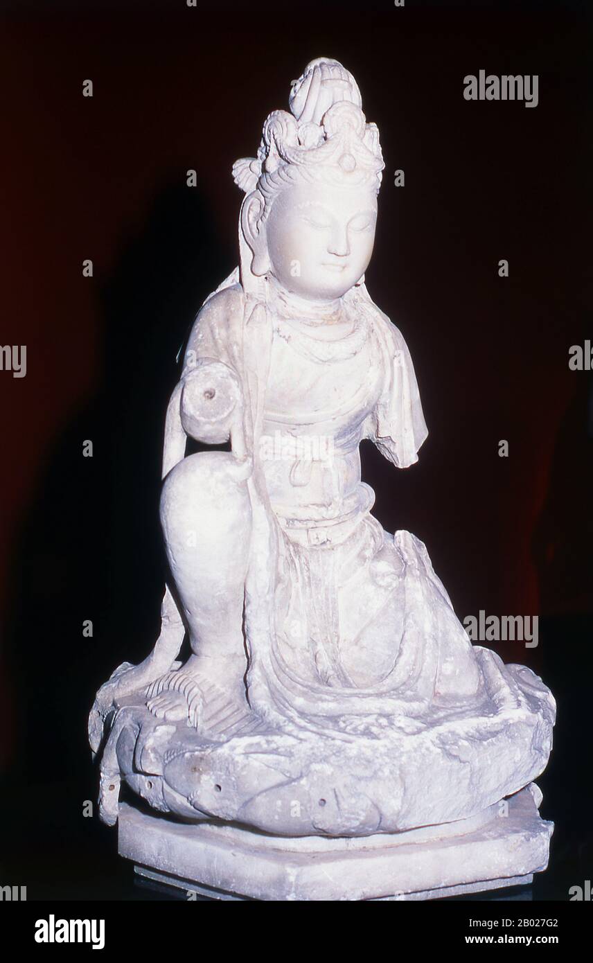 China: Stone Boddhisattva, Tang Dynastie (618-907 n. Chr.), Shanghai Museum. Im Buddhismus ist ein Bodhisattva entweder eine erleuchtete (Bodhi) Existenz (Sattva) oder ein Erleuchtung-Wesen oder, in der Variante Sanskrit Satva statt Sattva, 'heldenhaft gesinnte (Satva) für Erleuchtung (Bodhi)'. Ein anderer Begriff ist "Weisheitswesen". Es ist jeder, der, motiviert durch großes Mitgefühl, Bodhicitta hervorgebracht hat, was ein spontaner Wunsch ist, Buddhaschaft zum Wohle aller fühlenden Wesen zu erlangen. Stockfoto