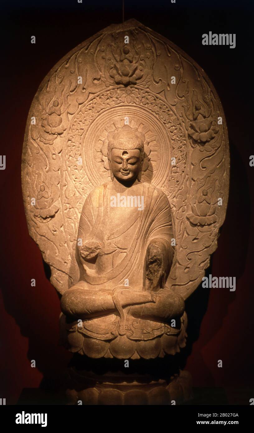 Siddhārtha Gautama (Sanskrit: सिद्धार्थ गौतम; Pali: Siddhatha Gotama) war ein spiritueller Lehrer aus dem alten Indien, der den Buddhismus begründete. In den meisten buddhistischen Traditionen gilt er als der Oberste Buddha (P. sammāsambuddha, S. samyaksaṃbuddha) unseres Alters, "Buddha" bedeutet "erwachte eine" oder "erleuchtete". Der Zeitpunkt seiner Geburt und seines Todes sind ungewiss: Die meisten Historiker des frühen 20. Jahrhunderts datierten sein Leben als c 563 v. Chr. bis 483 v. Chr., neuere Meinung geht jedoch von seinem Tod zwischen 486 und 483 v. u. z. oder nach manchen Angaben zwischen 411 und 400 v. u. z. aus. Traditionsgemäß soll Gautama I. geboren worden sein Stockfoto