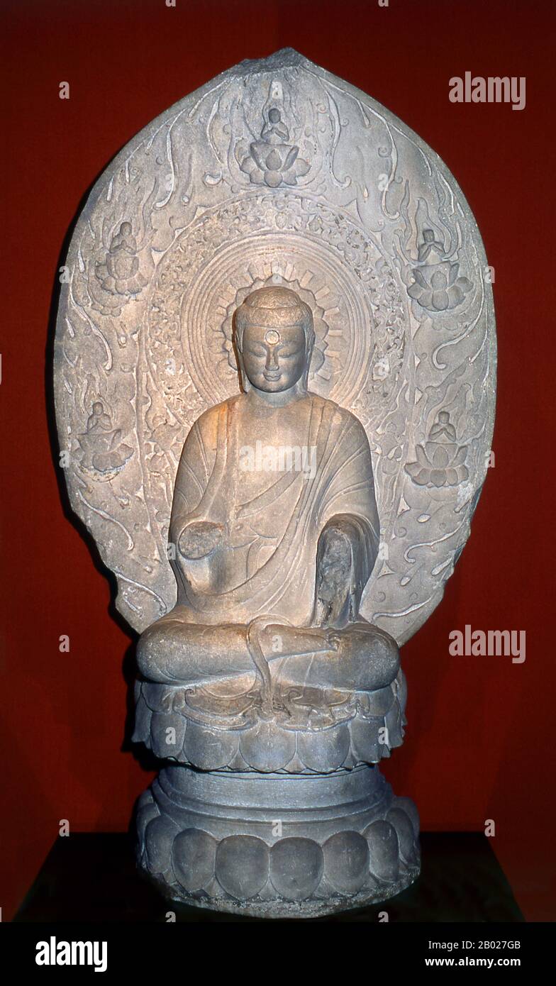 Siddhārtha Gautama (Sanskrit: सिद्धार्थ गौतम; Pali: Siddhatha Gotama) war ein spiritueller Lehrer aus dem alten Indien, der den Buddhismus begründete. In den meisten buddhistischen Traditionen gilt er als der Oberste Buddha (P. sammāsambuddha, S. samyaksaṃbuddha) unseres Alters, "Buddha" bedeutet "erwachte eine" oder "erleuchtete". Der Zeitpunkt seiner Geburt und seines Todes sind ungewiss: Die meisten Historiker des frühen 20. Jahrhunderts datierten sein Leben als c 563 v. Chr. bis 483 v. Chr., neuere Meinung geht jedoch von seinem Tod zwischen 486 und 483 v. u. z. oder nach manchen Angaben zwischen 411 und 400 v. u. z. aus. Traditionsgemäß soll Gautama I. geboren worden sein Stockfoto