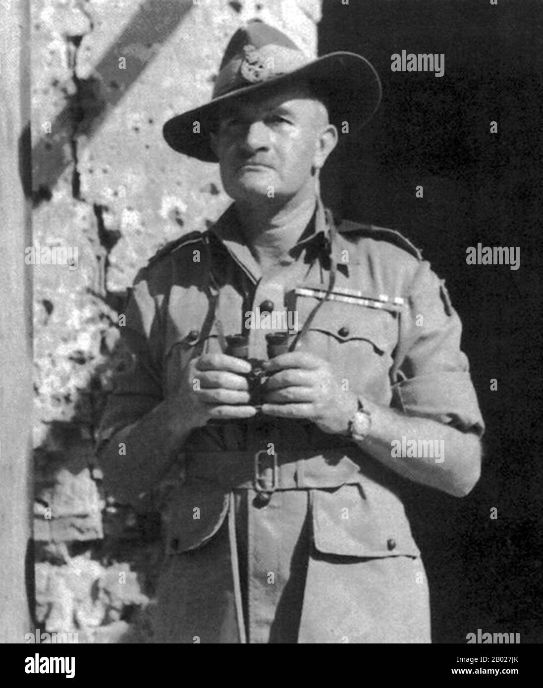 Birma/Myanmar: Feldmarschall William Joseph 'Bill' Slim (6. August 1891 bis 14. Dezember 1970), Befehlshaber der 14. Armee im Burma-Feldzug gegen Japan (1942–1945), Fernglas vor dem Hauptquartier der 14. Armee in Birma, 5. März 1945. Feldmarschall William Joseph 'Bill' Slim, 1. Viscount Slim KG GCB GCMG GCVO GBE DSO MC KS war ein britischer Militärkommandeur und 13. Generalgouverneur Australiens. Er kämpfte sowohl im Ersten als auch im Zweiten Weltkrieg und wurde dreimal in Aktion verwundet. Während des Zweiten Weltkriegs führte er die 14. Armee, die sogenannte „vergessene Armee“ im Feldzug Birmas. Stockfoto