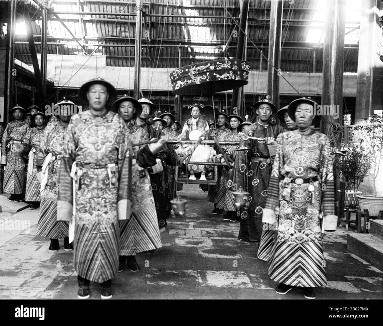 China: Die Kaiserwitwe Cixi (29. November 1835 bis 15. November 1908) wurde Ende des 19. Bis Anfang des 20. Jahrhunderts auf einem Palanquin von Palasteunuchen getragen. Kaiserin Dowager Cixi (Wade-Giles: TZ'u-Hsi) des Manchu Yehe Nara Clans war eine mächtige und charismatische Figur, die de facto Herrscherin der Mandschu Qing Dynastie in China für 47 Jahre von 1861 bis zu ihrem Tod 1908 wurde. Stockfoto